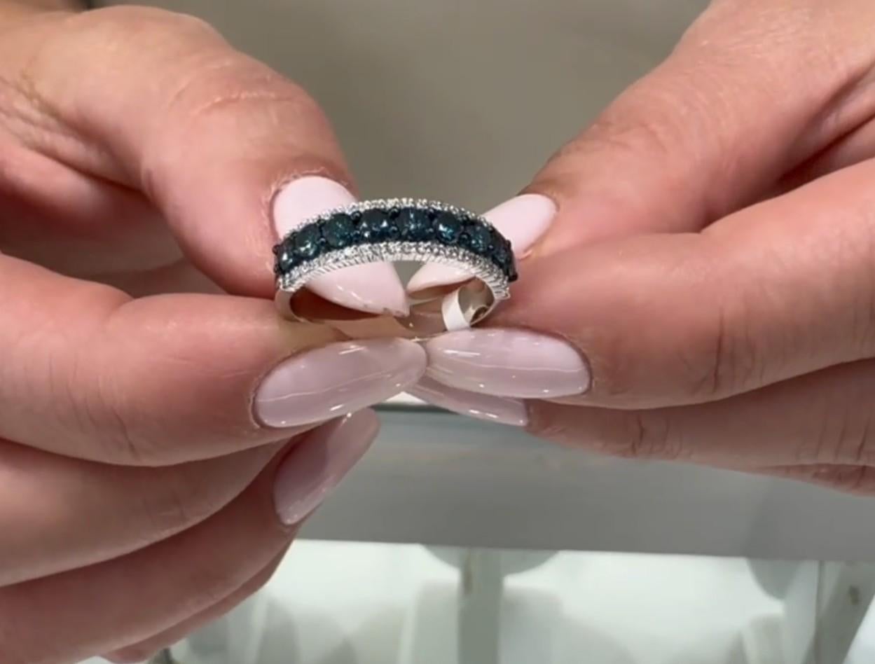 Fascia di diamanti in oro bianco 14K con diamanti blu trattati di Allison Kaufman in vendita 3