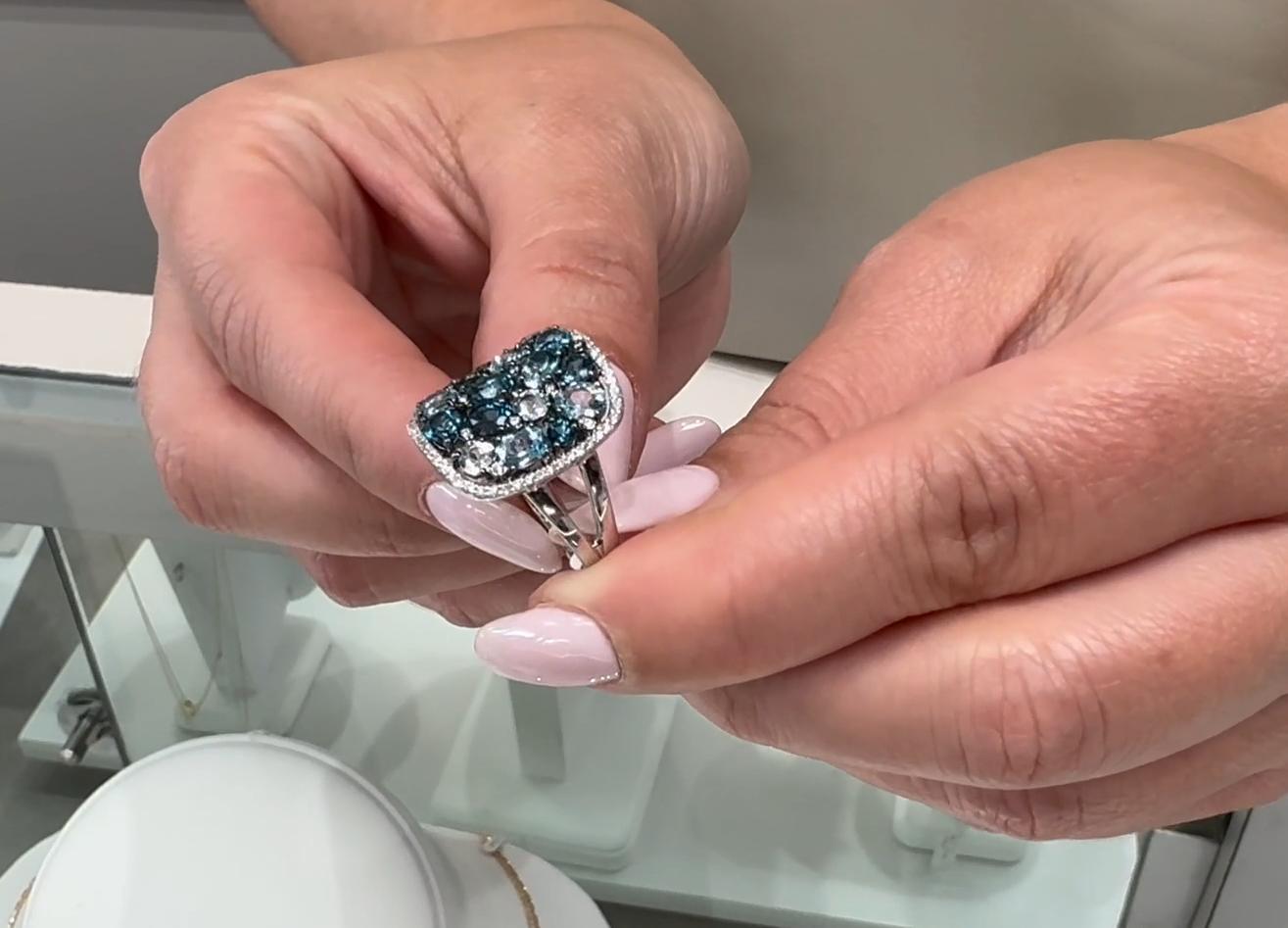 Anillo de moda Allison Kaufman de oro blanco de 14 quilates con topacio azul y diamantes en venta 1