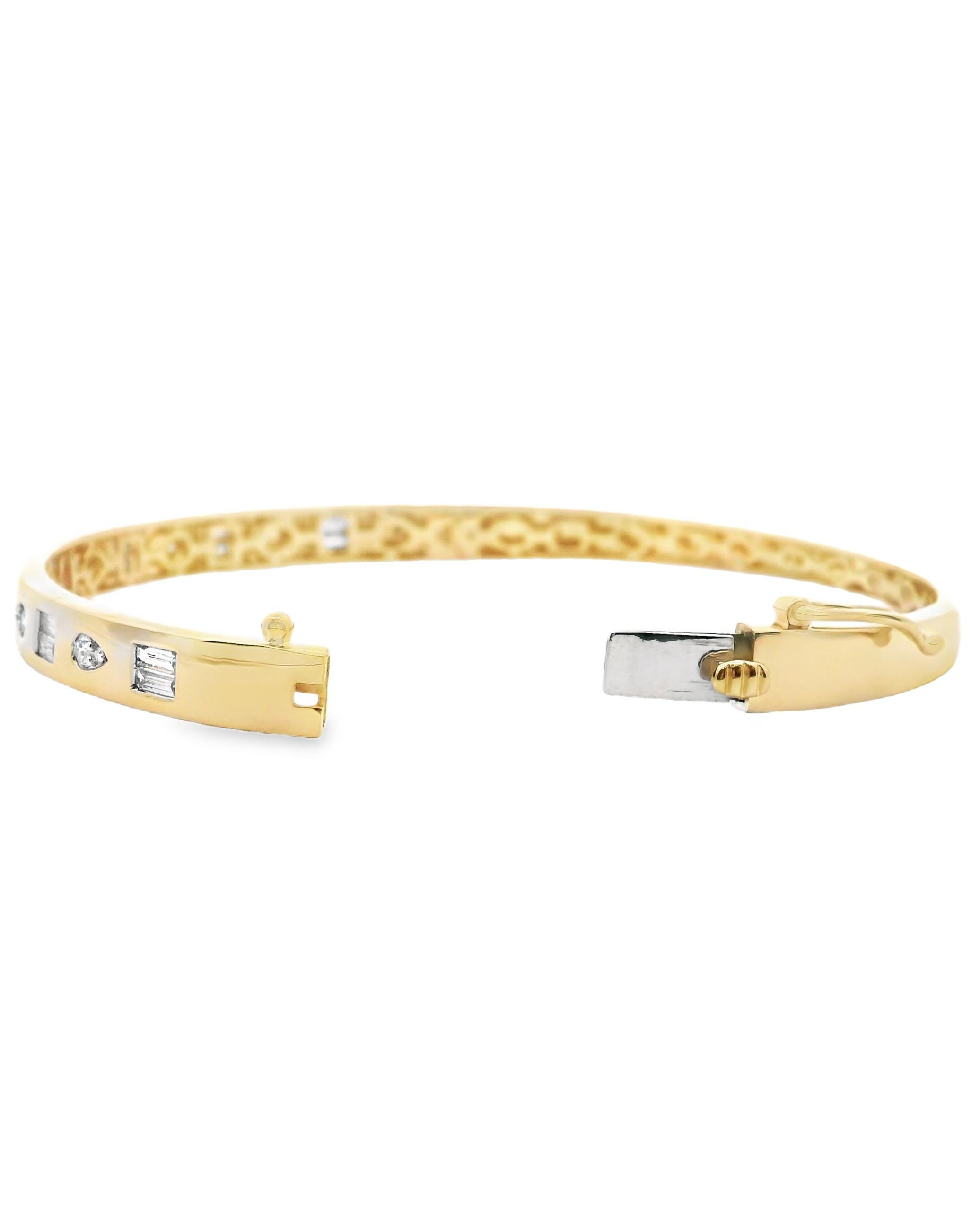 Bracciale bangle Allison Kaufman in oro giallo 14K con diamanti baguette e rotondi taglio brillante per un totale di 1,02 carati. 

- I diamanti hanno un colore G e una purezza SI2/SI3.
- Chiusura di sicurezza a figura otto