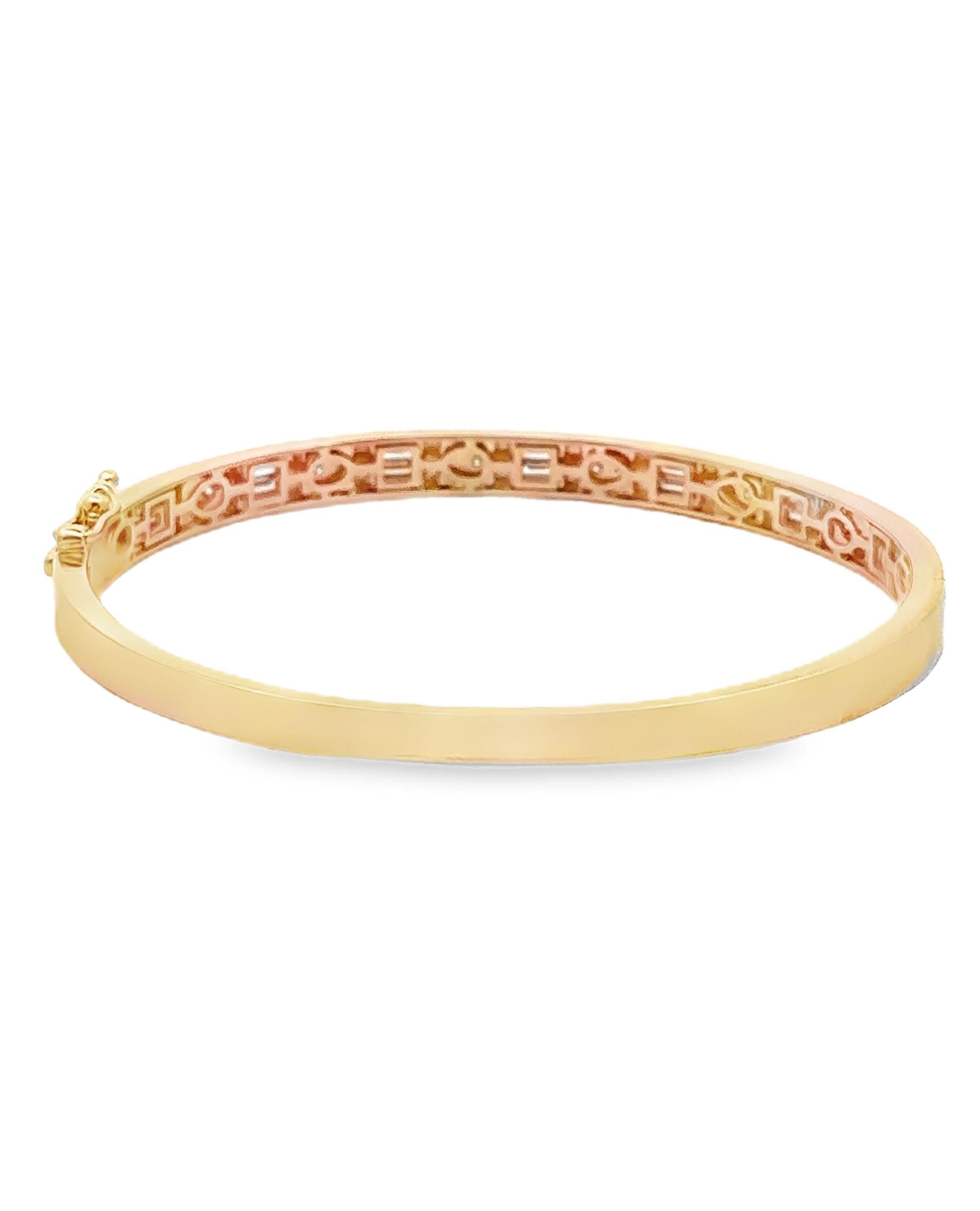 Contemporaneo Bangle in oro giallo 14K con diamanti di Allison Kaufman in vendita