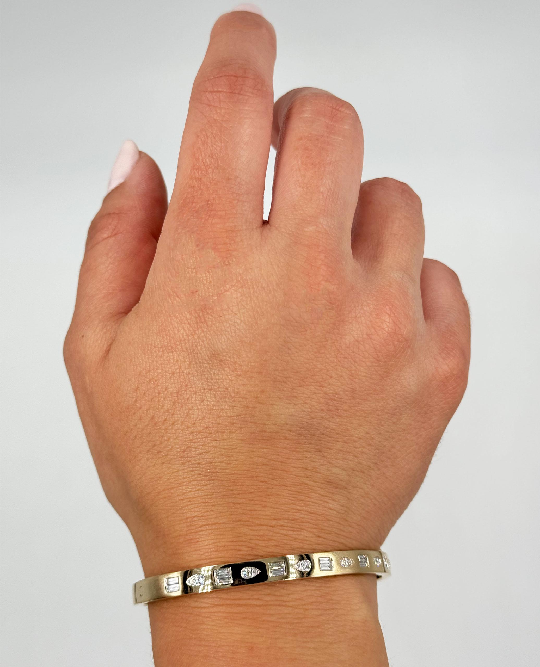 Bangle in oro giallo 14K con diamanti di Allison Kaufman In condizioni Nuovo in vendita a Old Tappan, NJ