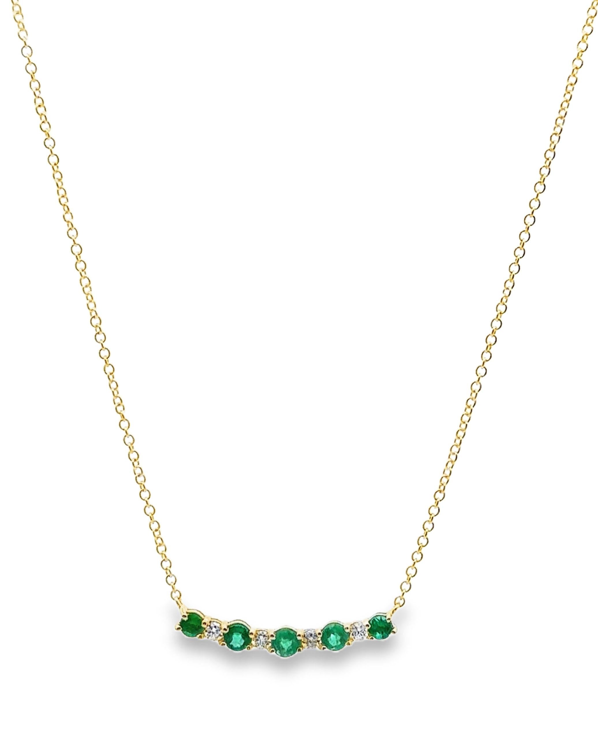Collier bar en or jaune 14K de Brilliante avec 5 émeraudes rondes à facettes pesant 0,43 carats au total et 5 diamants ronds de taille brillant pesant 0,12 carats au total. 

- Les diamants sont de couleur G et de pureté SI1/2.
- Peut être porté en