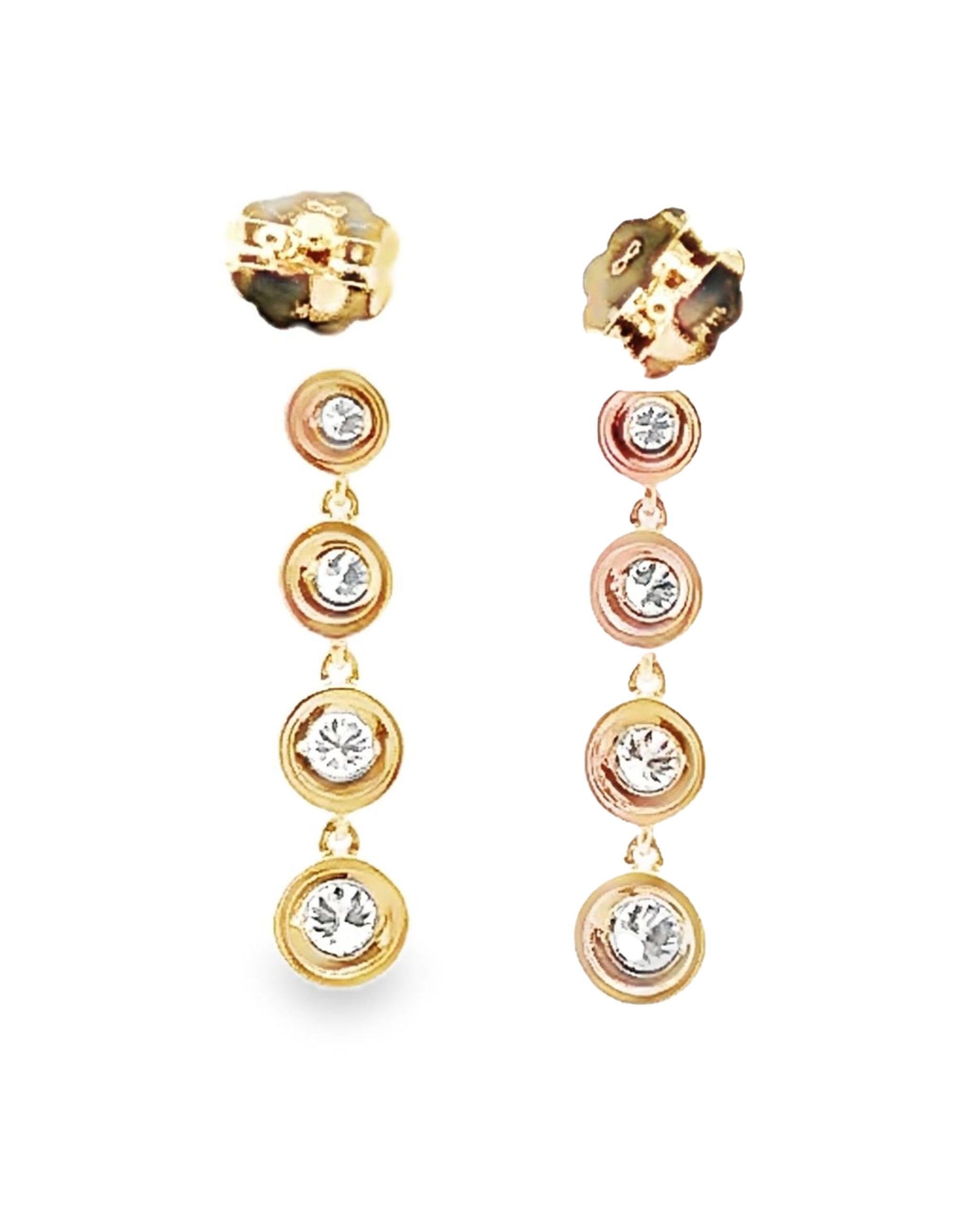 Orecchini con diamanti pendenti in oro giallo 14K di Allison Kaufman con diamanti rotondi taglio brillante per un totale di 0,36 carati.  

- I diamanti sono 