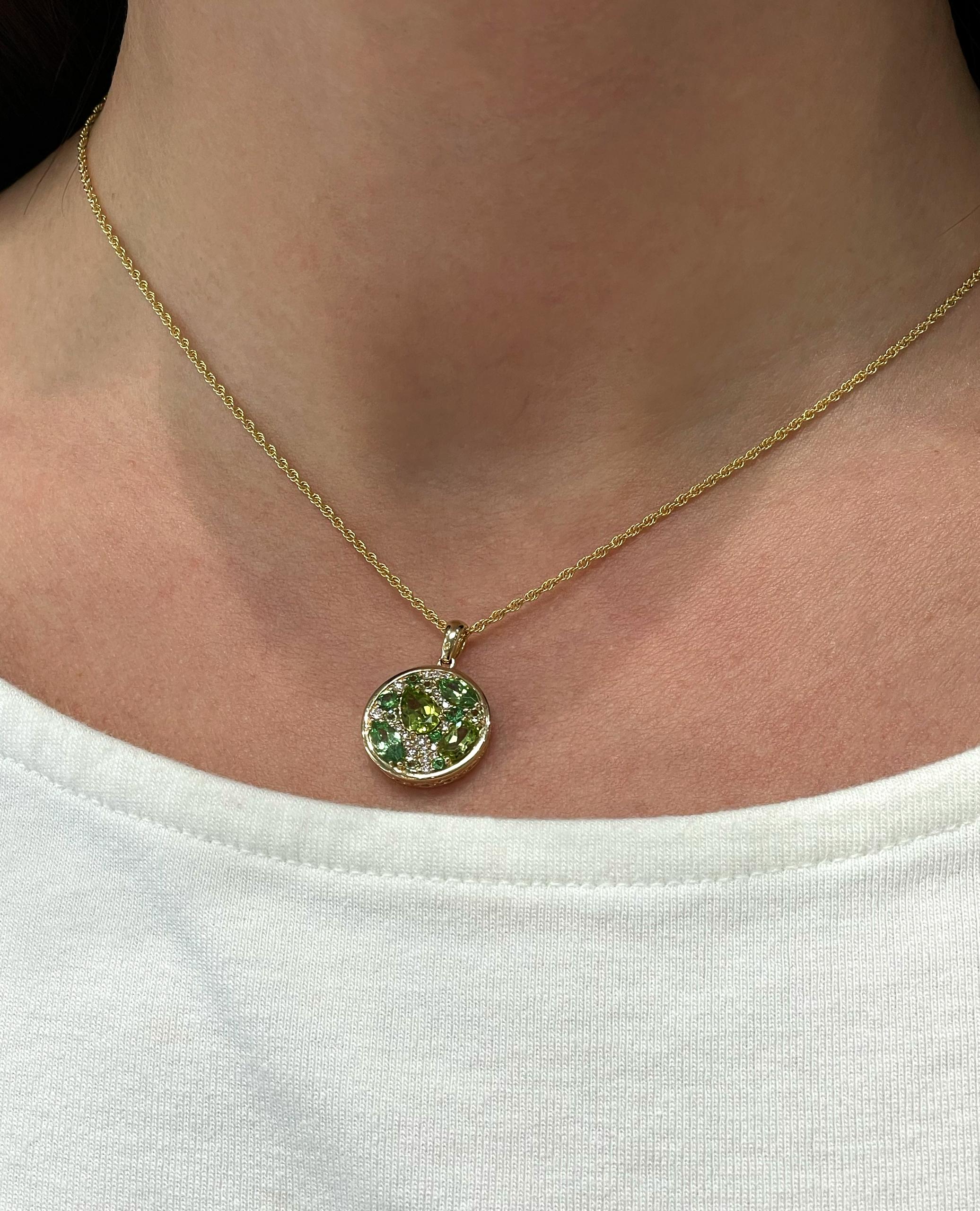 Collana con ciondolo rotondo in oro giallo 14K di Allison Kaufman con tsavorite e peridoto per un peso totale di 2,20 carati e diamanti rotondi per un peso totale di 0,17 carati.  

- I diamanti hanno colore G e purezza SI1/2.
- La lunghezza della