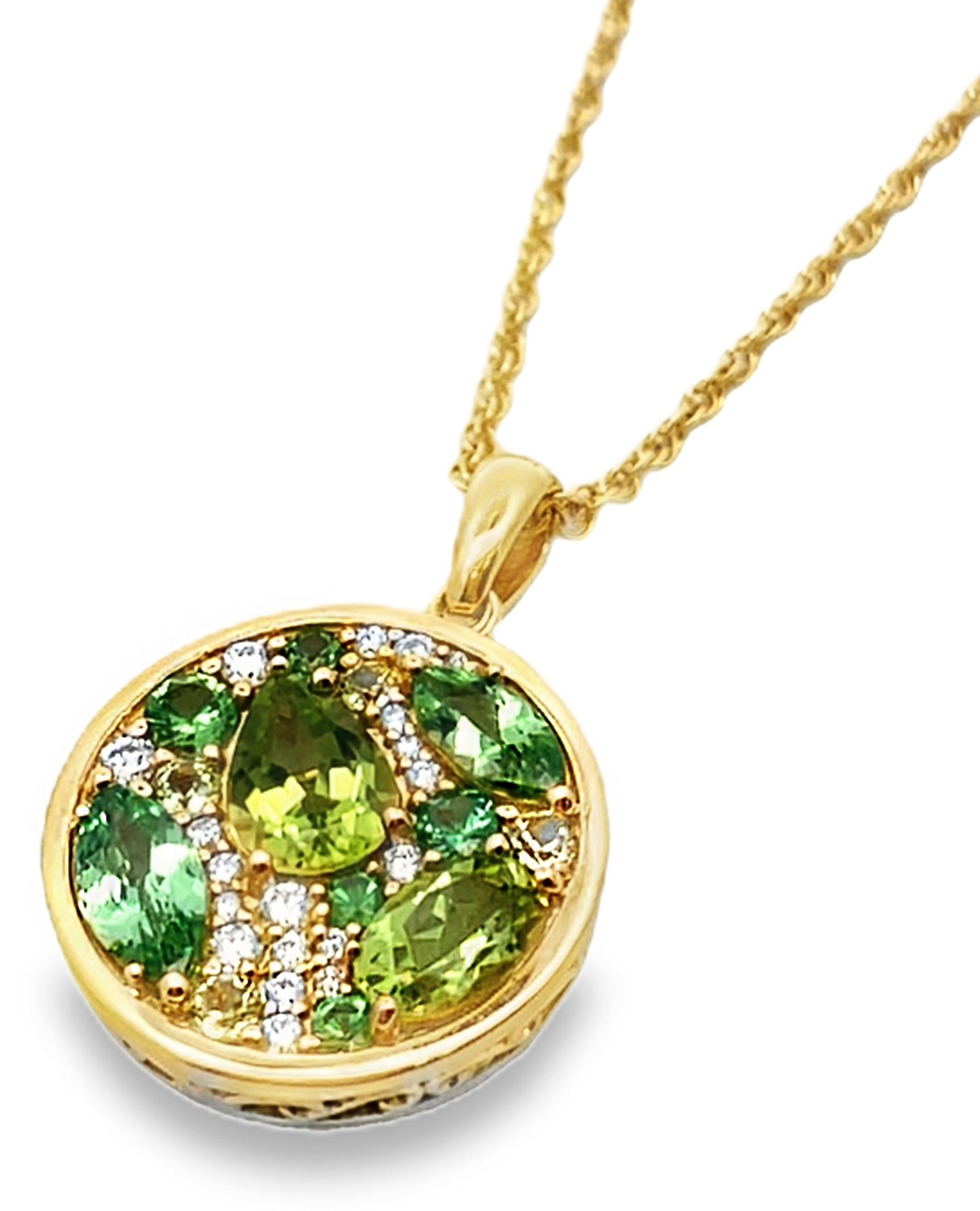 Contemporaneo Allison Kaufman Collana a cerchio in oro giallo 14K con diamanti, tsavorite e peridoto in vendita