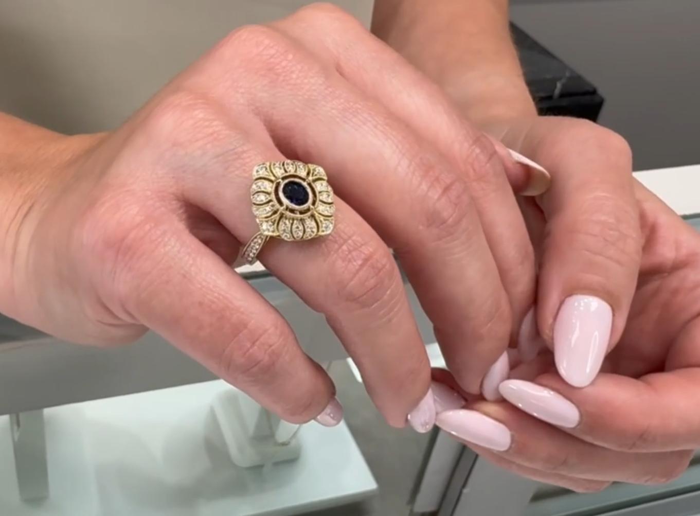 Anillo de moda Allison Kaufman de oro amarillo de 14 quilates con zafiro azul y diamantes en venta 1