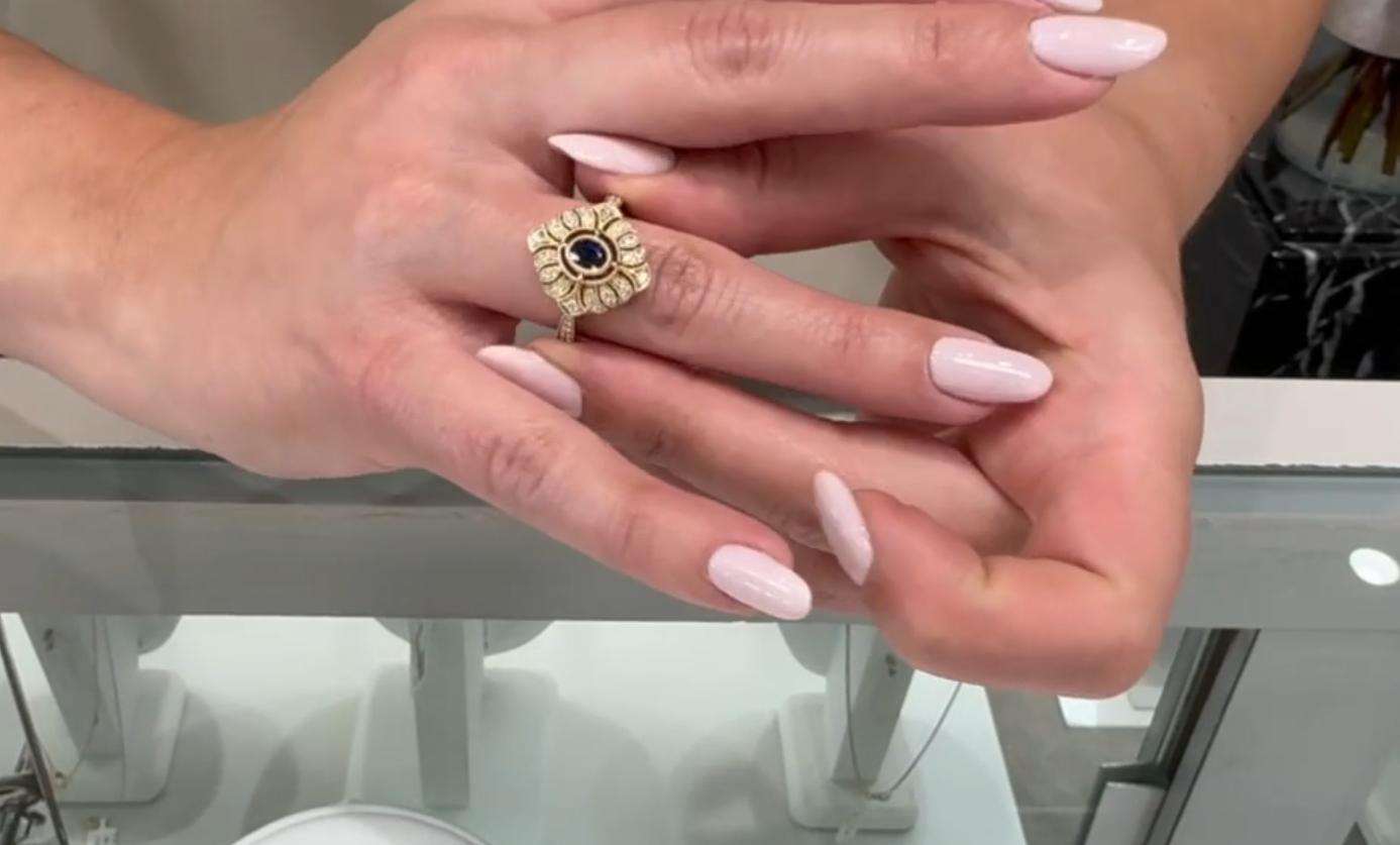 Anillo de moda Allison Kaufman de oro amarillo de 14 quilates con zafiro azul y diamantes en venta 2