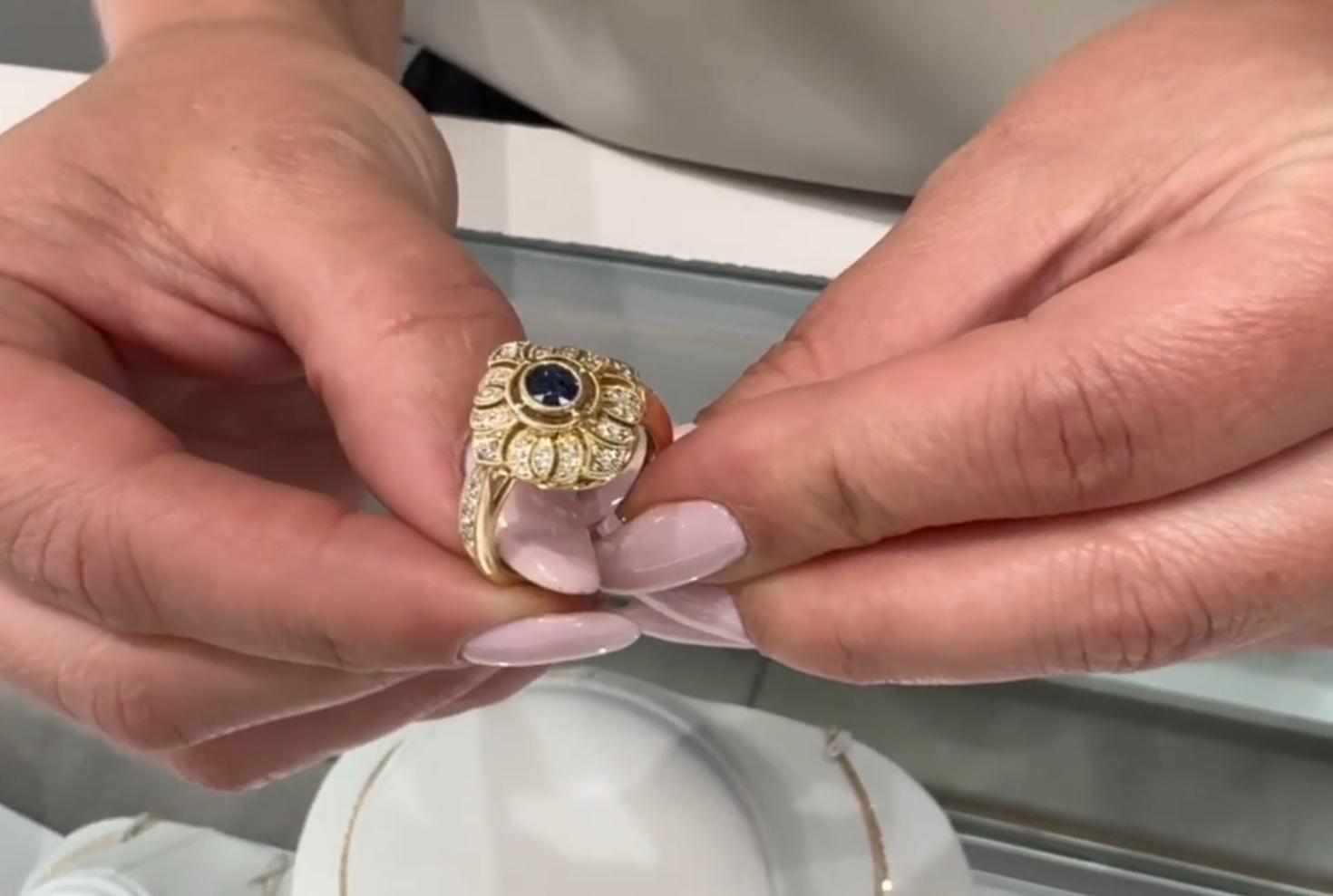 Anillo de moda Allison Kaufman de oro amarillo de 14 quilates con zafiro azul y diamantes en venta 3