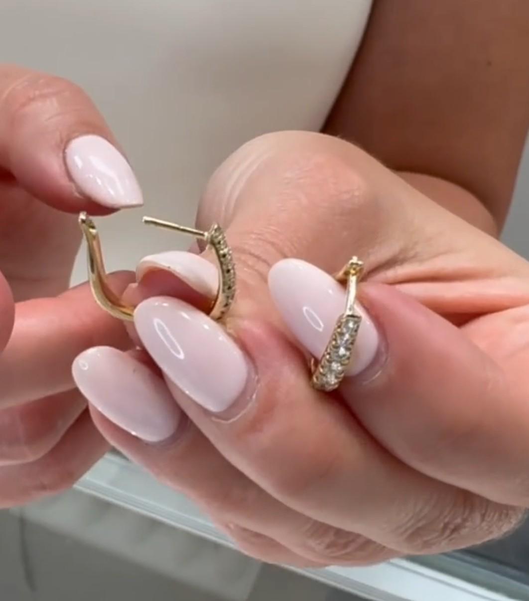 Taille ronde Allison Kaufman Créoles ovales en or jaune 14 carats avec diamants en vente