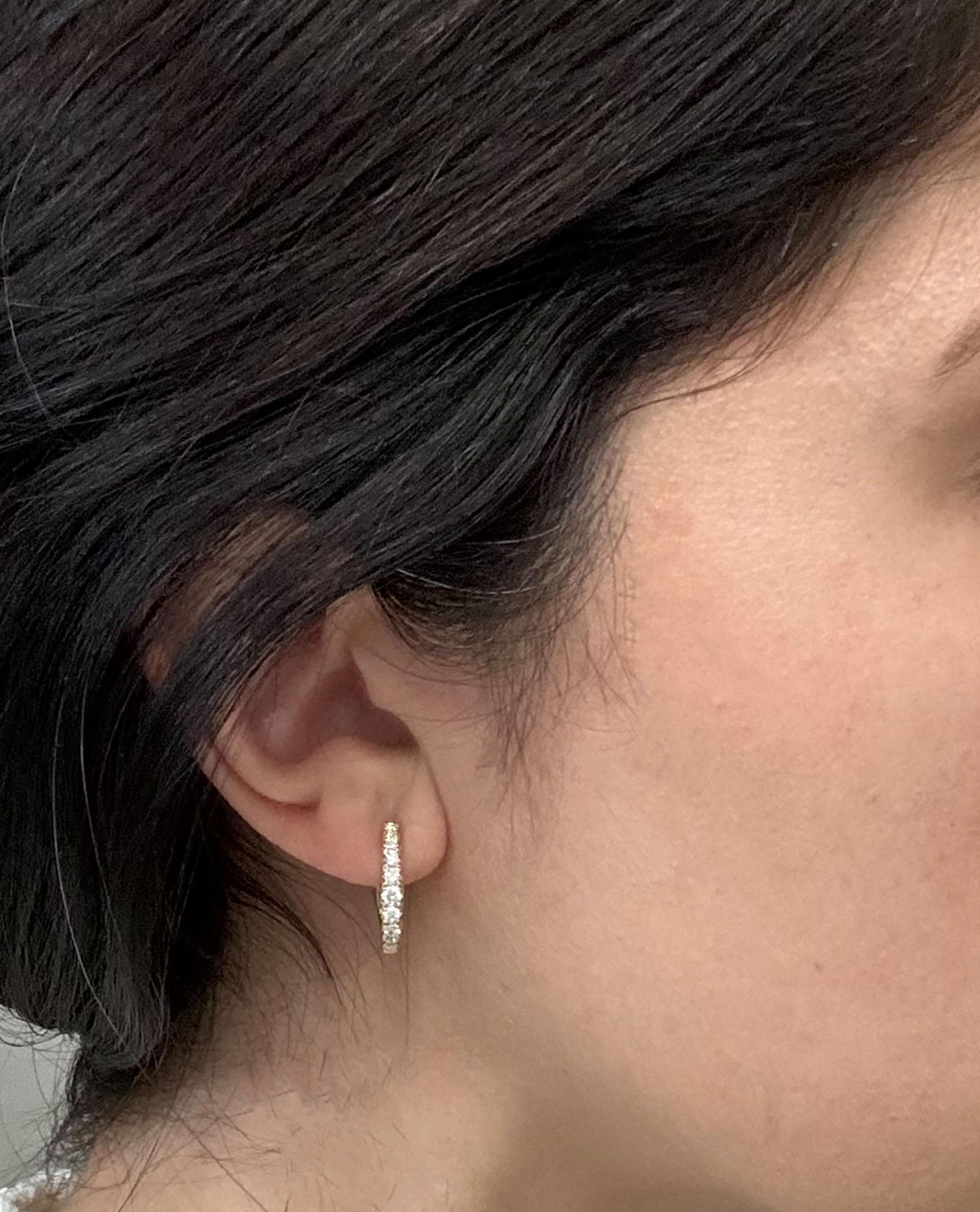Allison Kaufman 14K Yellow Gold Oval Hoop Earrings with Diamonds In New Condition For Sale In Old Tappan, NJ