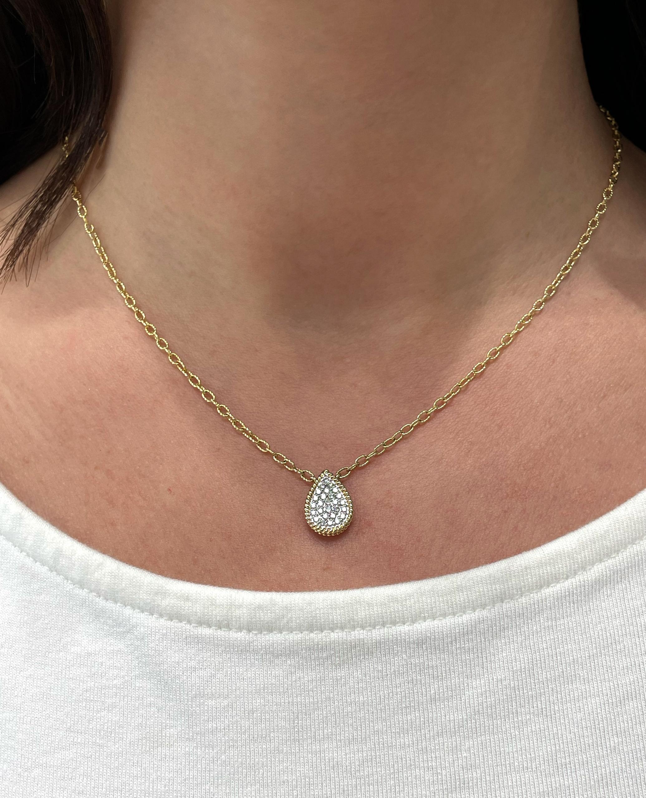 Collana con pendente a forma di pera in oro giallo 14K di Allison Kaufman con diamanti rotondi per un totale di 0,32 carati.  

- I diamanti hanno un colore G e una purezza SI3.
- La lunghezza massima della collana è di 18 pollici e può essere