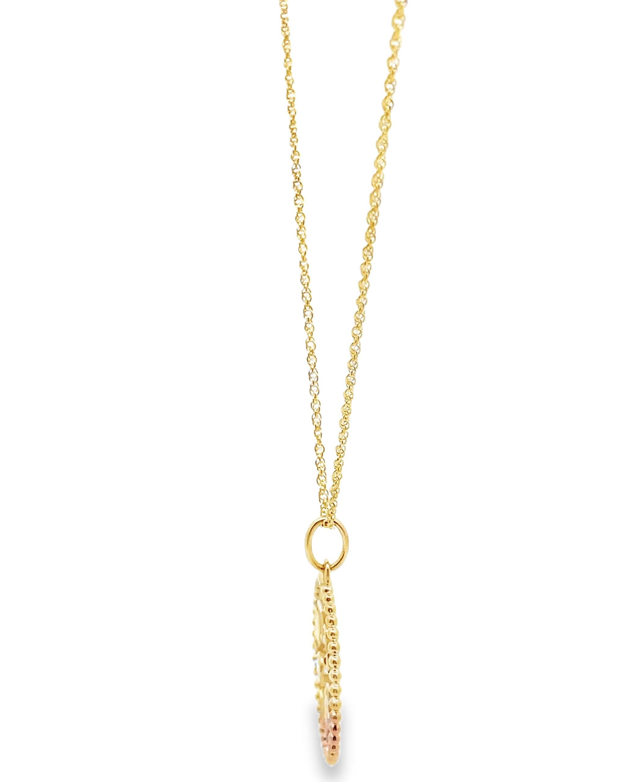 Contemporaneo Collana con ciondolo rotondo in oro giallo 14K con diamanti di Allison Kaufman in vendita