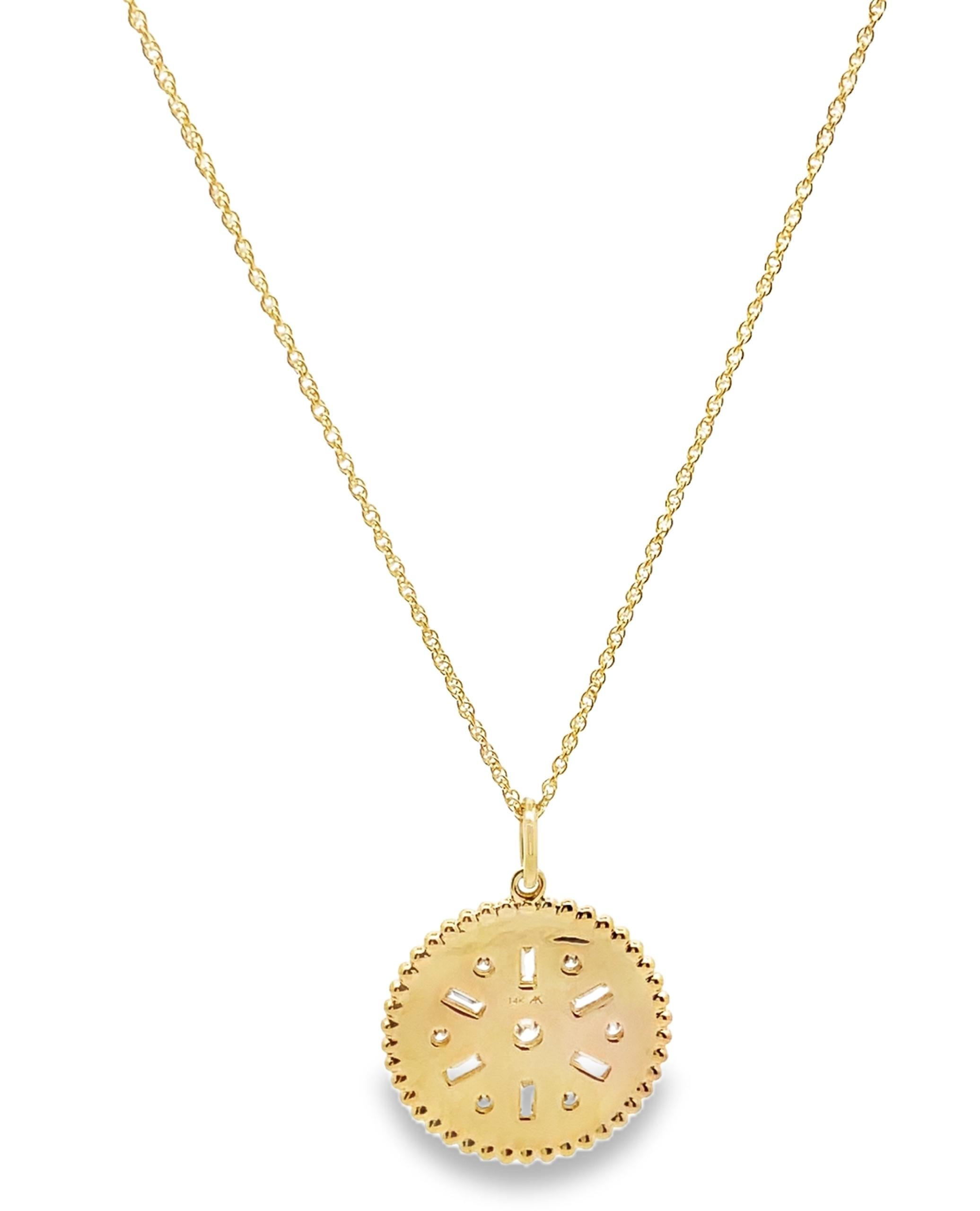 Taglio misto Collana con ciondolo rotondo in oro giallo 14K con diamanti di Allison Kaufman in vendita