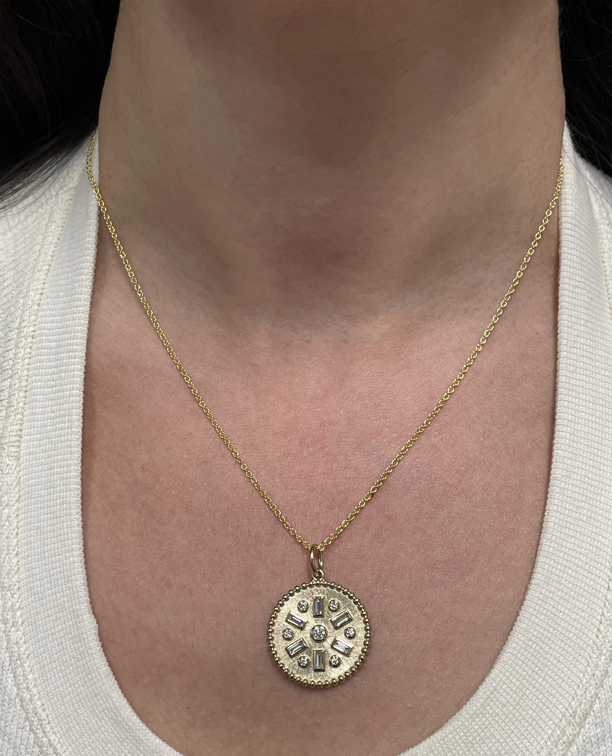 Collana con ciondolo rotondo in oro giallo 14K con diamanti di Allison Kaufman In condizioni Nuovo in vendita a Old Tappan, NJ