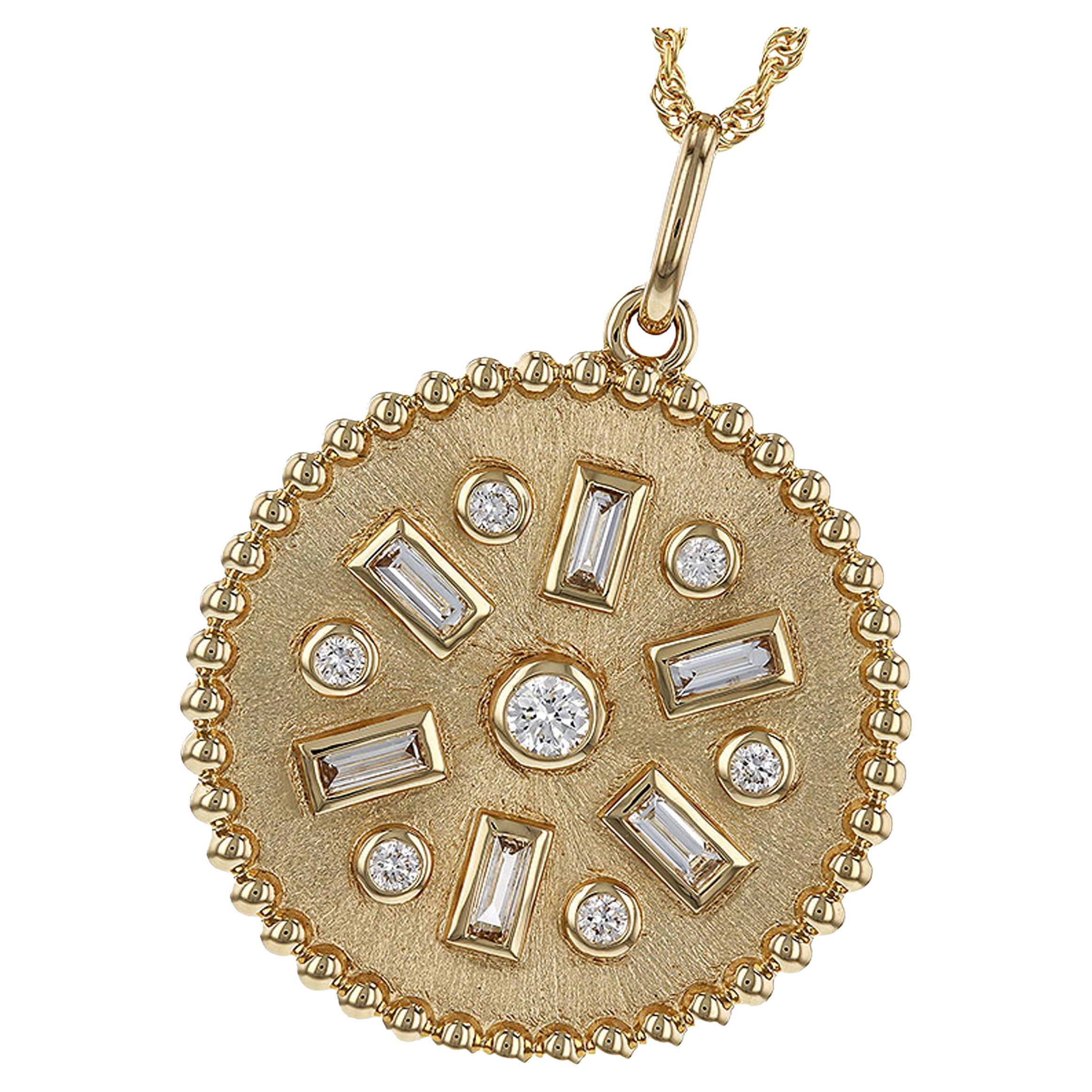 Collana con ciondolo rotondo in oro giallo 14K con diamanti di Allison Kaufman in vendita