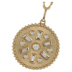 Collana con ciondolo rotondo in oro giallo 14K con diamanti di Allison Kaufman