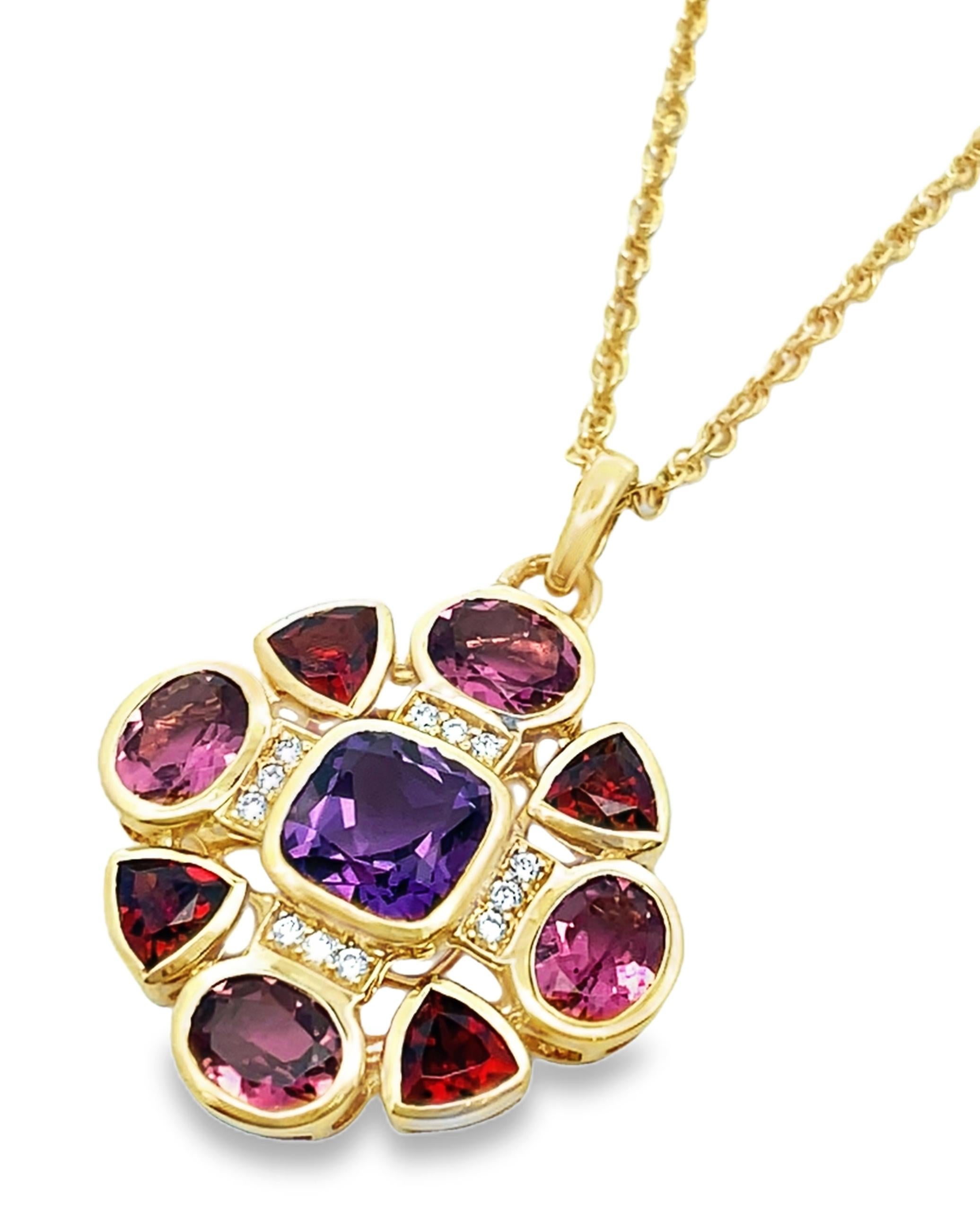 Collana con ciondolo semi prezioso in oro giallo 14K di Allison Kaufman con un'ametista quadrata, quattro granati e quattro tormaline rosa ovali per un peso totale di 2,76 carati e diamanti rotondi per un peso totale di 0,06 carati.  

- I diamanti