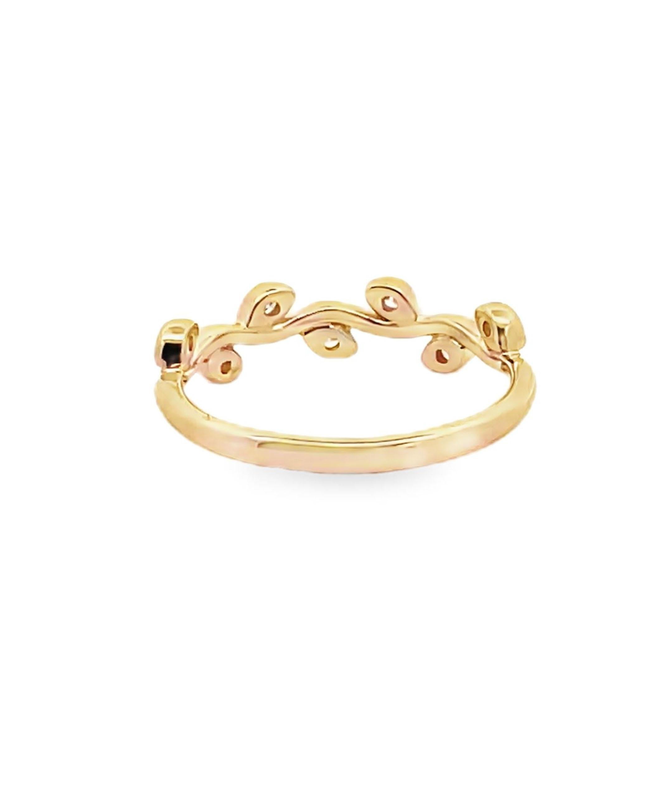 Taille ronde Allison Kaufman Anneau de mariage en or jaune 14K avec diamants en vente