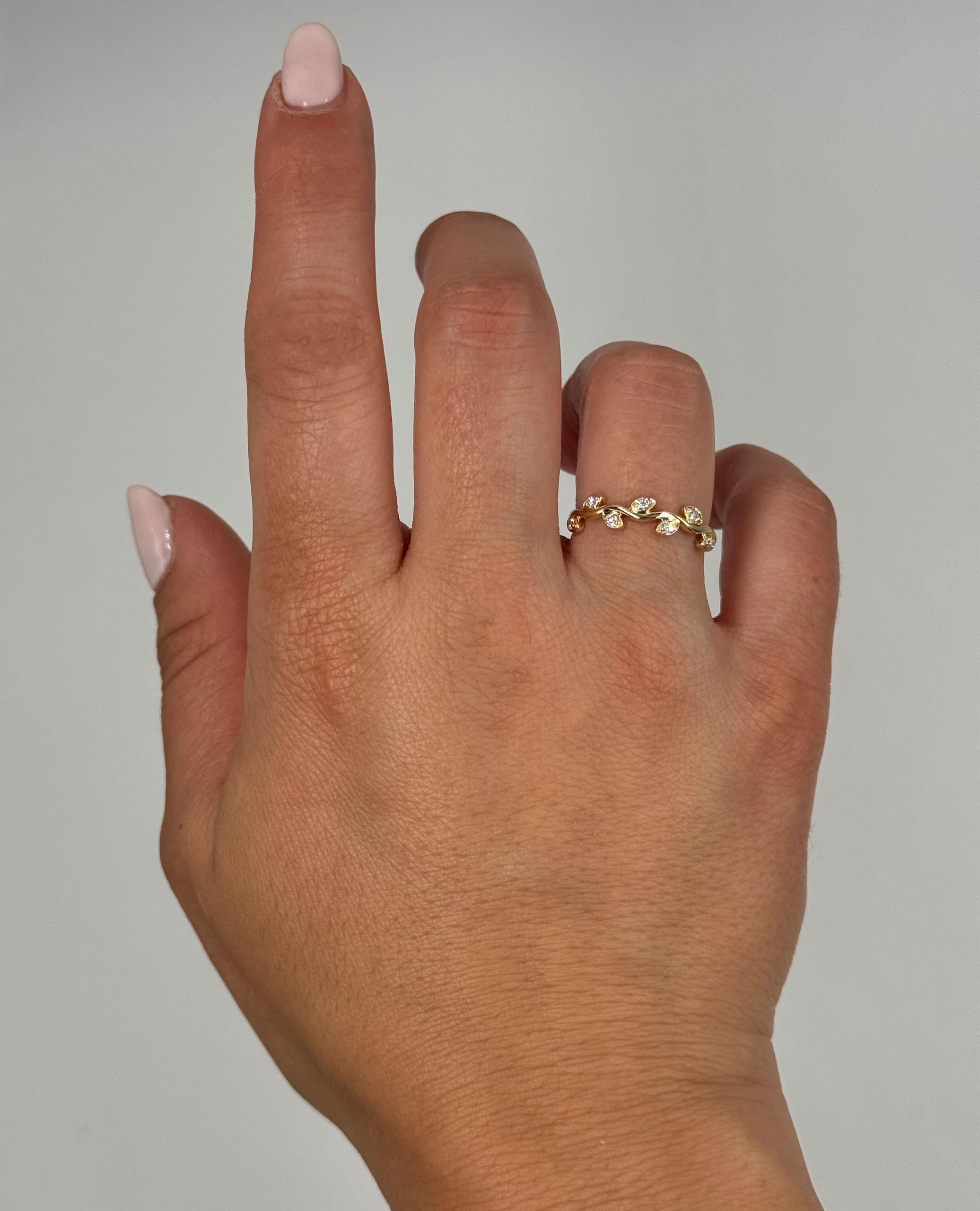 Allison Kaufman Alliance en or jaune 14K avec des diamants ronds à facettes pesant 0,14 carats au total.  

- Couleur H, clarté SI1/2