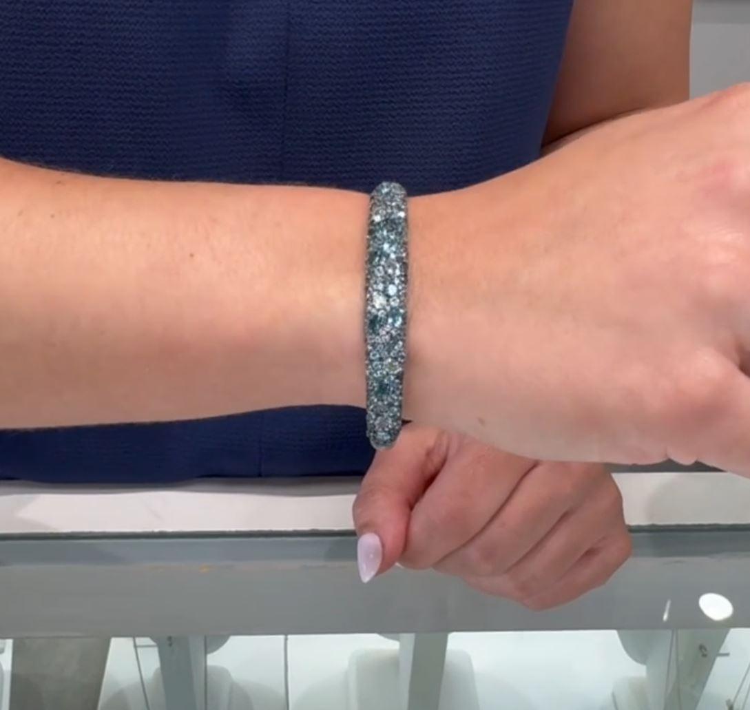 Armreif aus 14 Karat Weißgold mit blauem Topas und Diamanten im Angebot 2