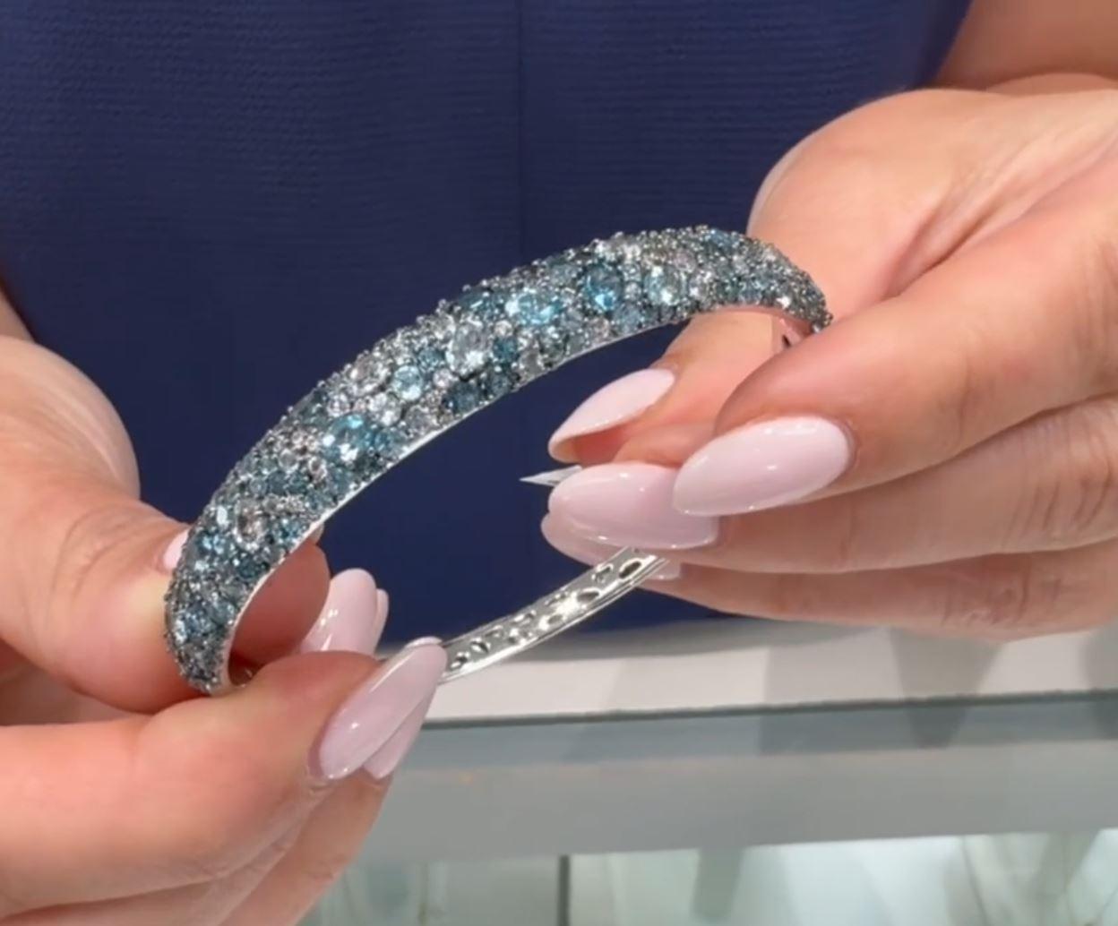 Armreif aus 14 Karat Weißgold mit blauem Topas und Diamanten im Angebot 3