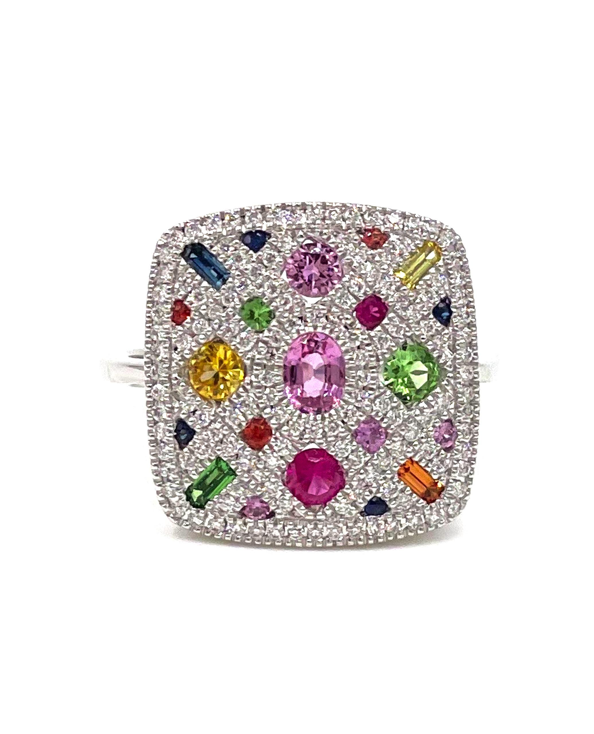 Bague de forme carrée en or blanc 14K d'Allison Kaufman avec diamants de 0,38 carat et saphirs multicolores, rubis et grenats de 0,99 carat en poids total.

- Doigt de gant 7, peut être augmenté ou diminué de deux tailles maximum