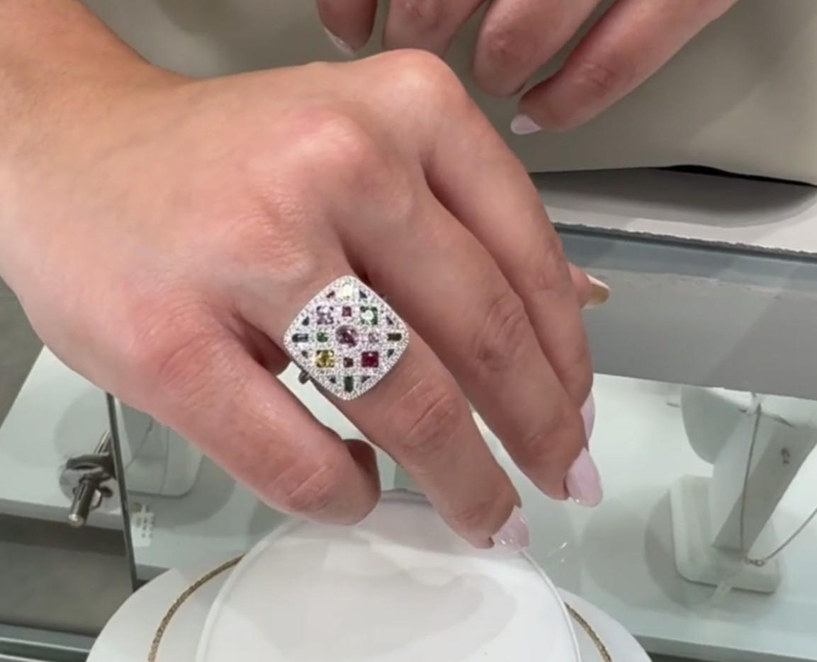 Allison Kaufman Bague cocktail colorée de forme carrée en or blanc 14K en vente 2