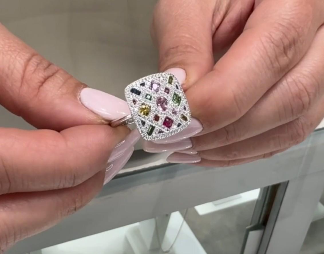 Allison Kaufman Bague cocktail colorée de forme carrée en or blanc 14K en vente 3