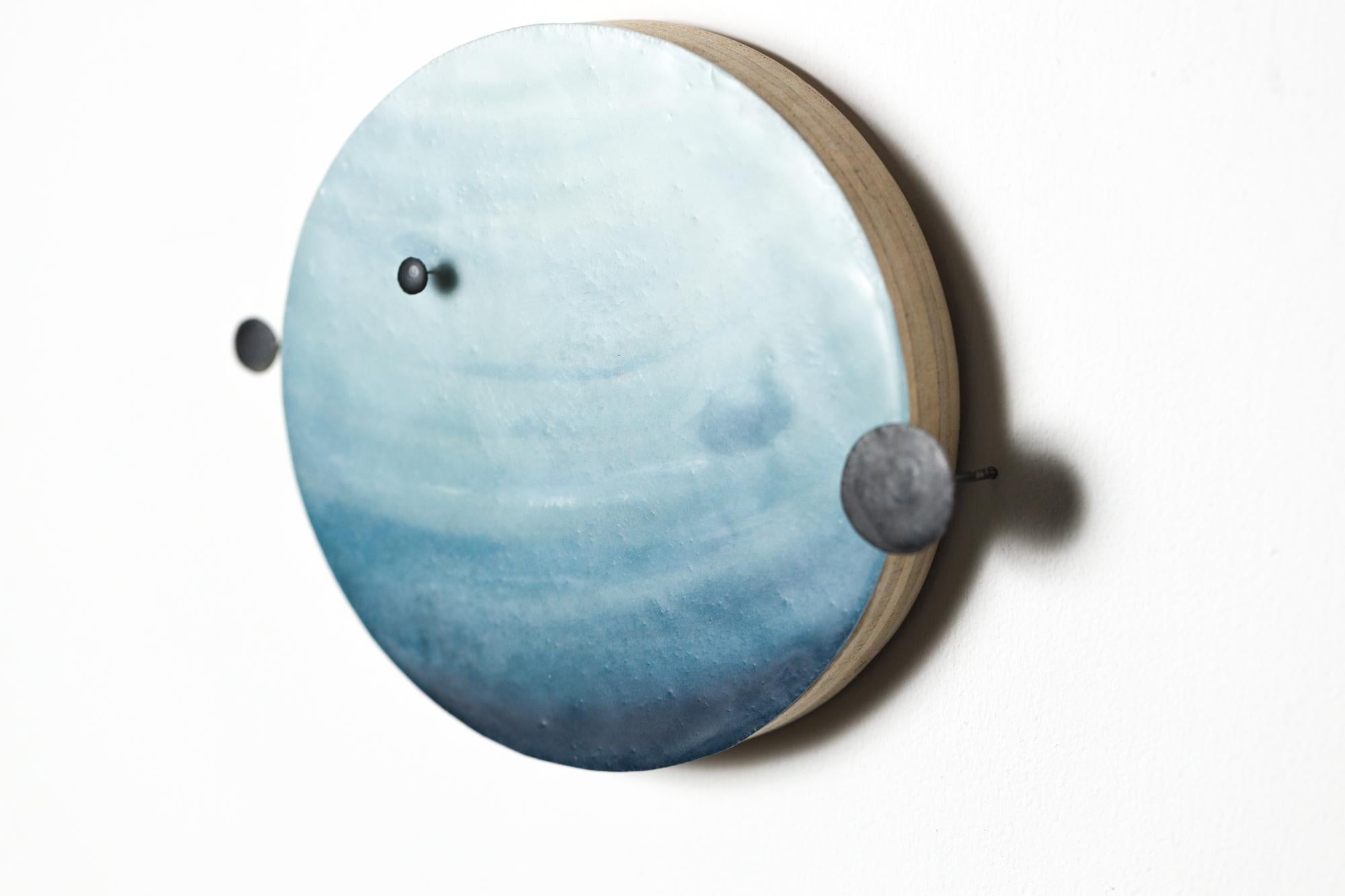 « Hong Aloft the Night II », représentation de planètes, aquarelle et gouache sur papier en vente 2