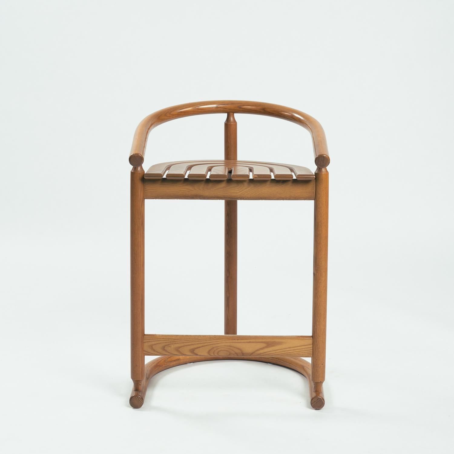 Set of 2 stools from the Allmimo manufactory, from Germany in the 80s.

We love their unique look, with their curved shapes, their slatted seat reminiscent of rainbows.

Quite rare to find in this condition.

Entirely made of oak, they have a very