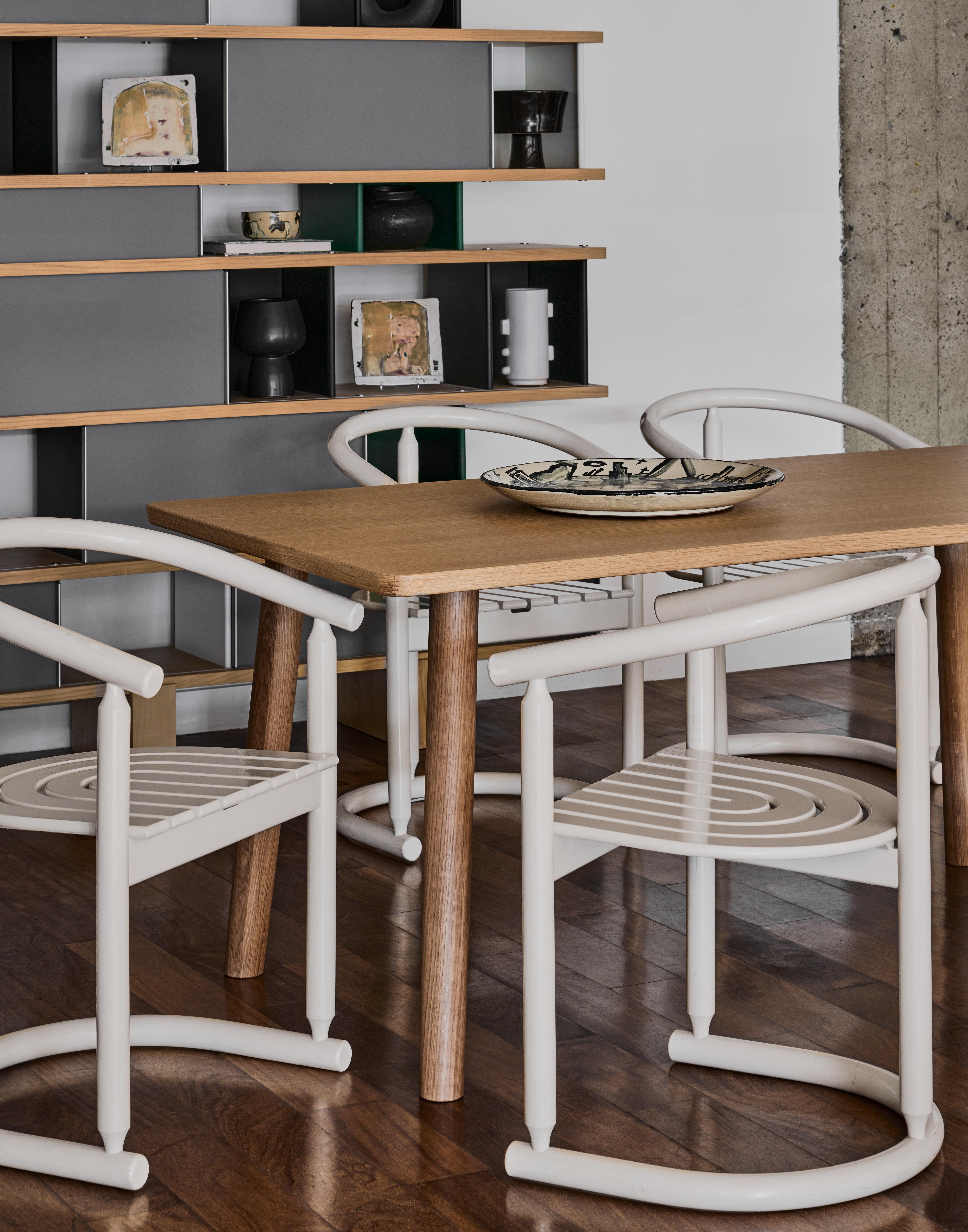 Diese auffälligen Bugholz-Esszimmerstühle aus den 1980er Jahren zeigen die anhaltende Attraktivität des minimalistischen skandinavischen Designs. Die anmutig geschwungenen, weiß lackierten Holzrahmen weisen die charakteristische hufeisenförmige