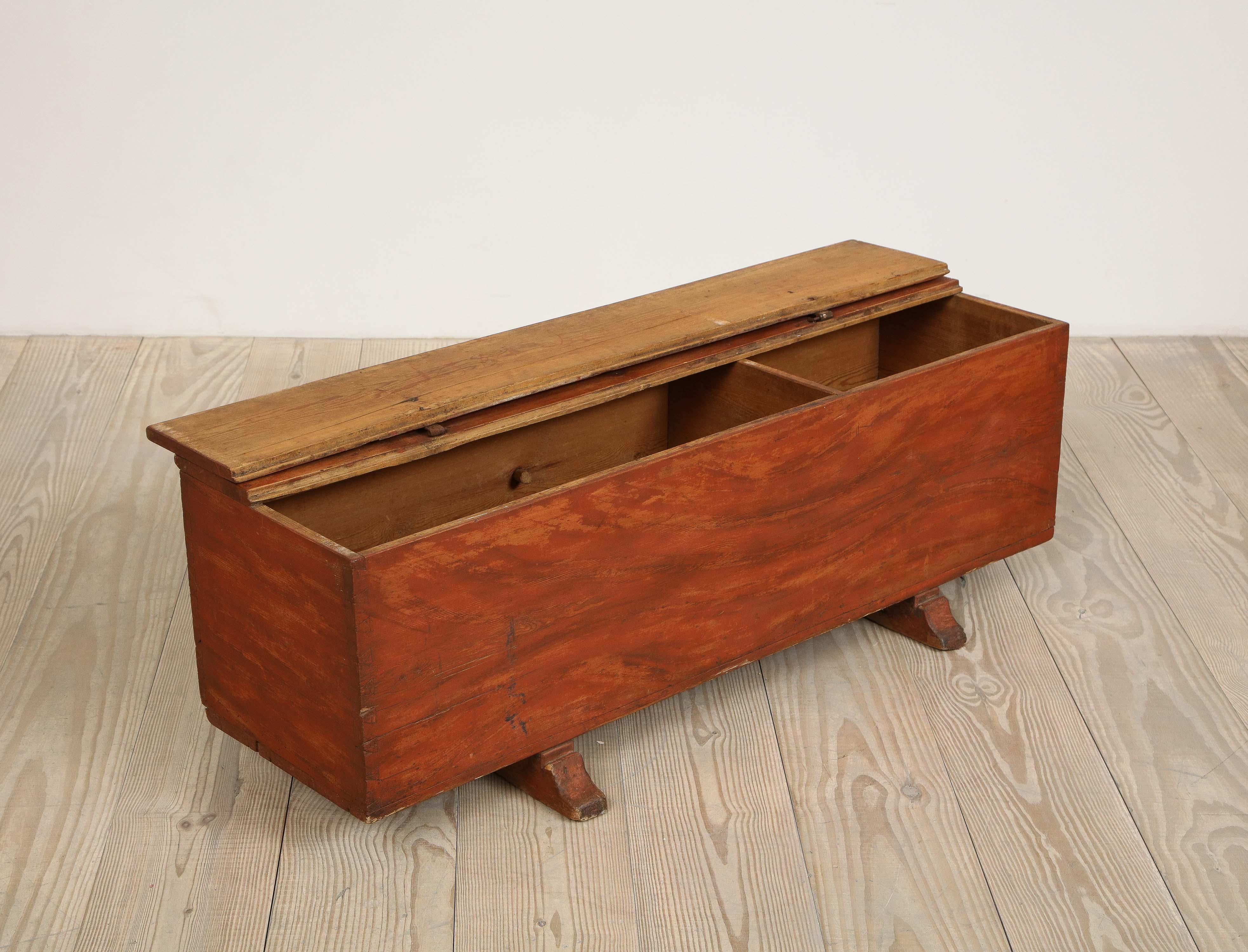 Allmoge Trunk or Bench with Faux Bois Painted Finish, Origin Sweden, circa 1800 In Excellent Condition In New York, NY