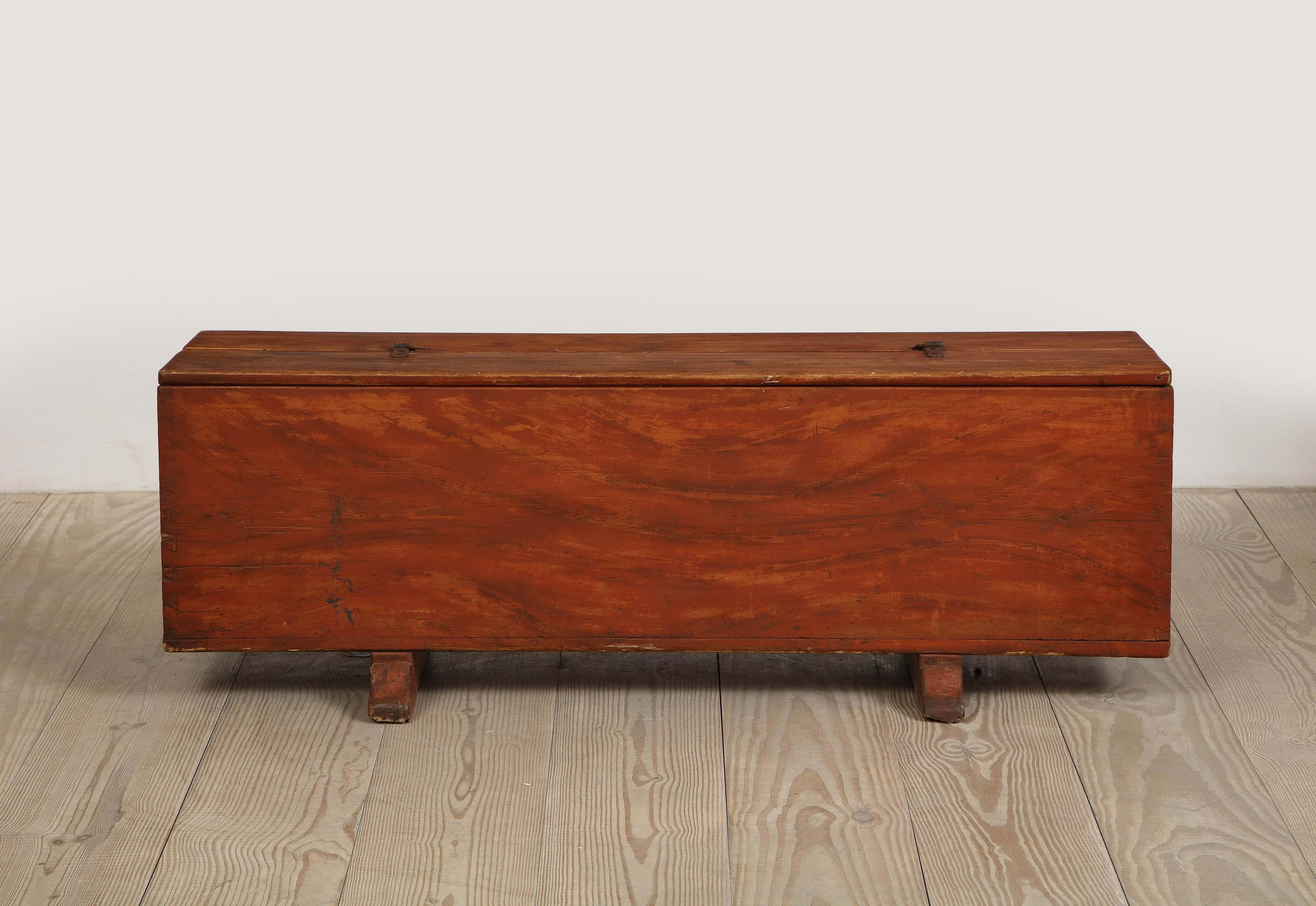 Allmoge Swedish trunk / bench with faux grain painted finish, origin: Sweden, circa 1800.

Great storage and seating. 