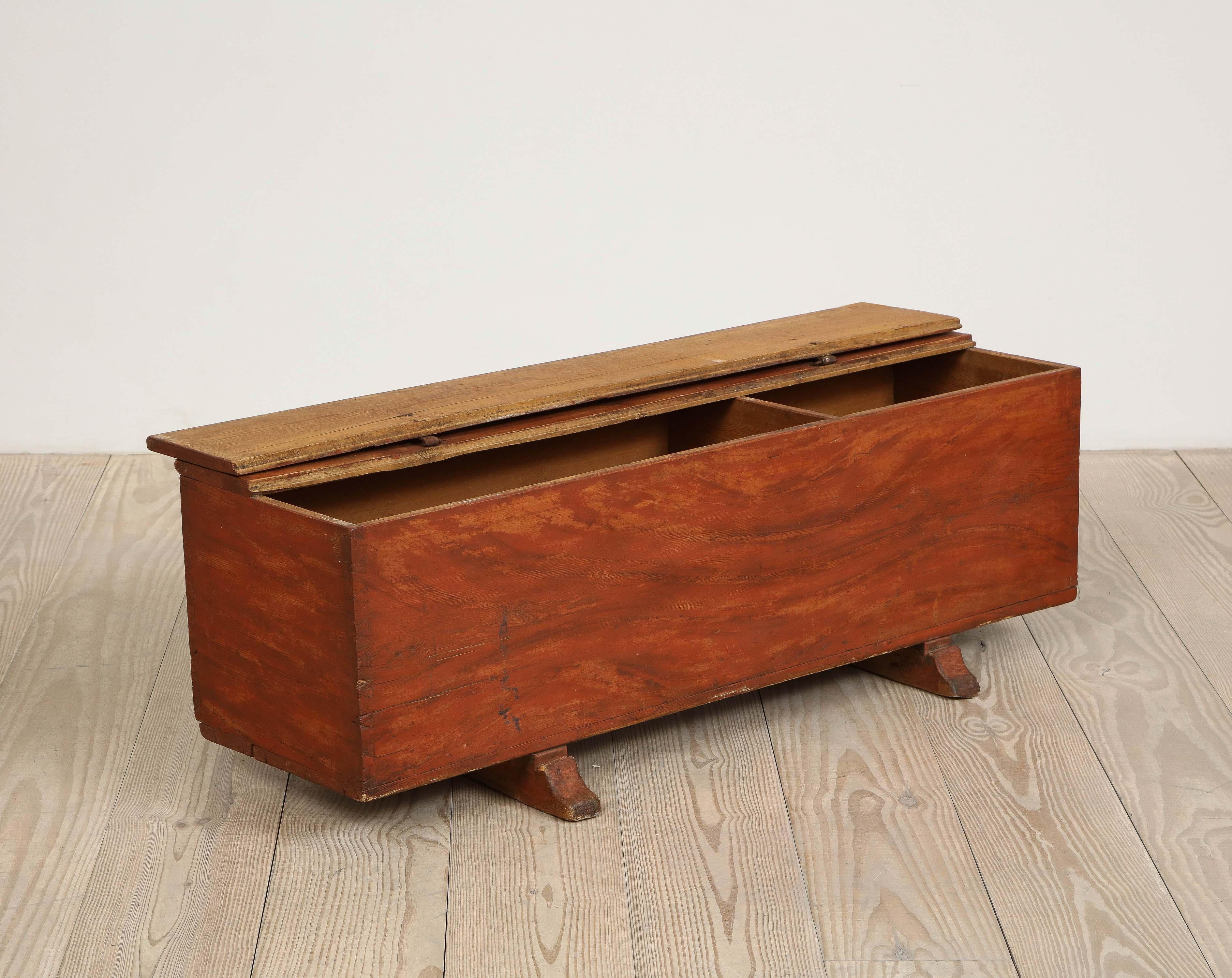 Swedish Allmoge Trunk or Bench with Faux Bois Painted Finish, Origin Sweden, circa 1800