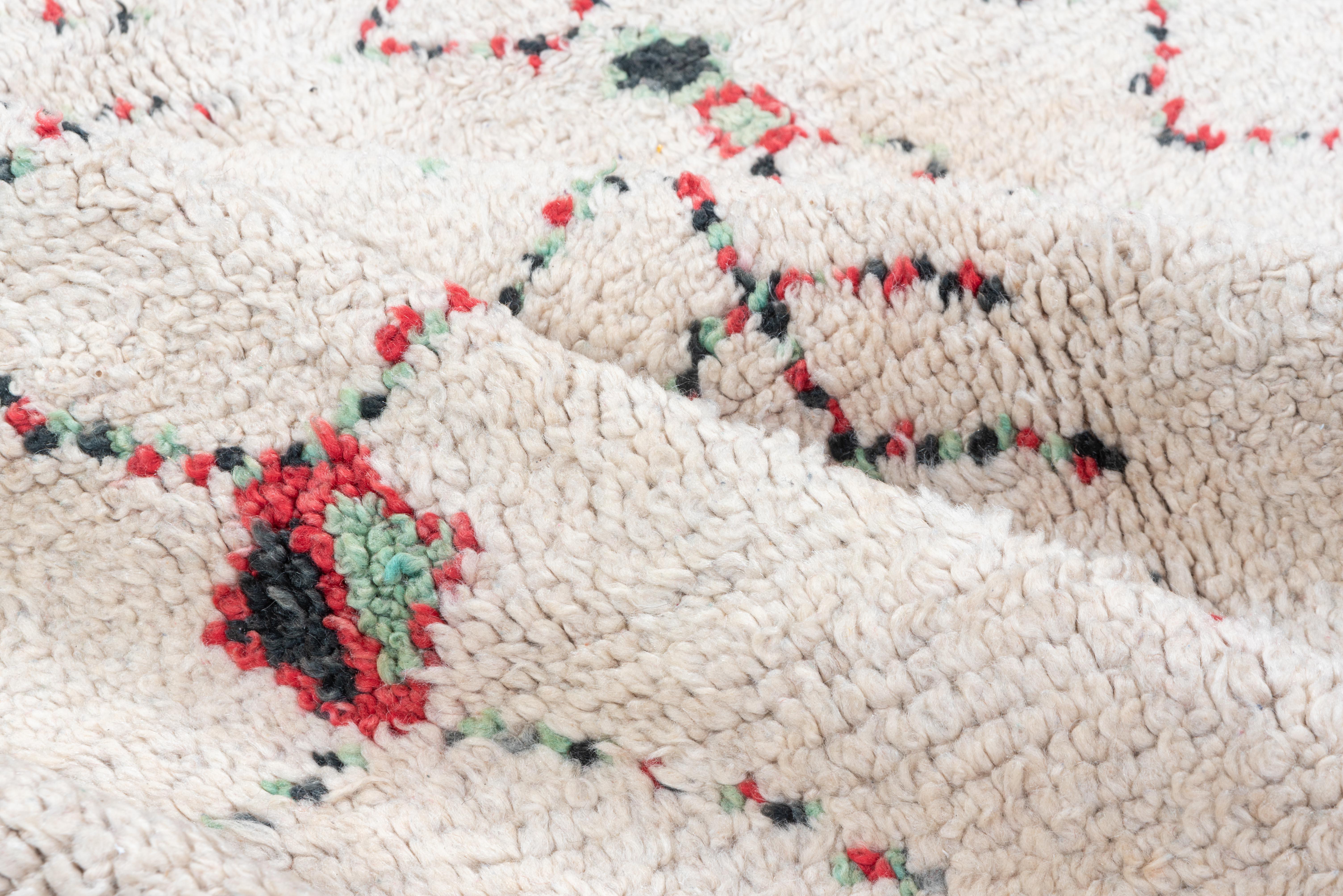 Abstraktes Allover-Muster auf einem handgeknüpften Dorfteppich aus 100% Wolle - cremefarben und hellbraun