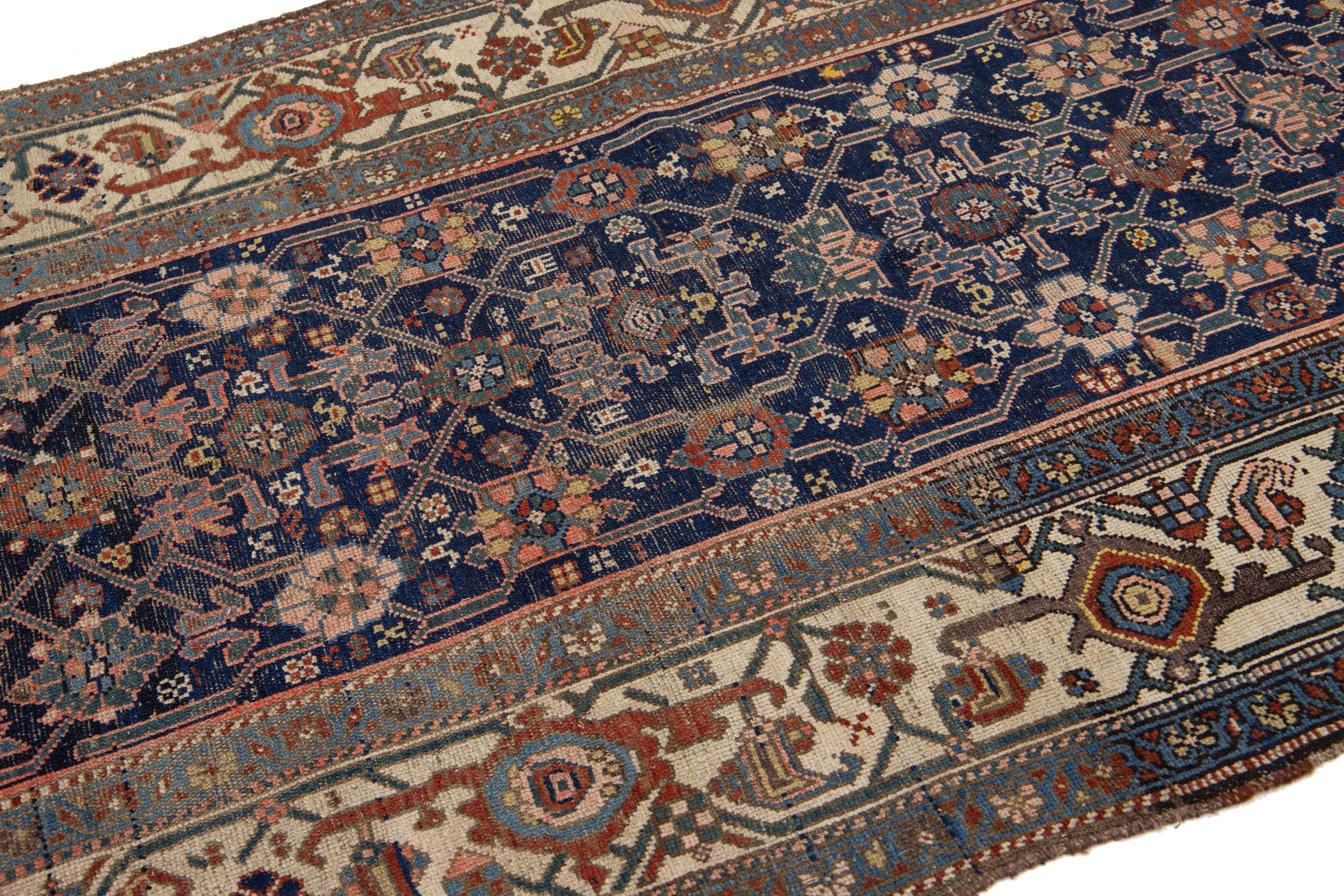 Antiker Bidjar Scatter-Wollteppich in Marineblau, Allover (Persisch) im Angebot