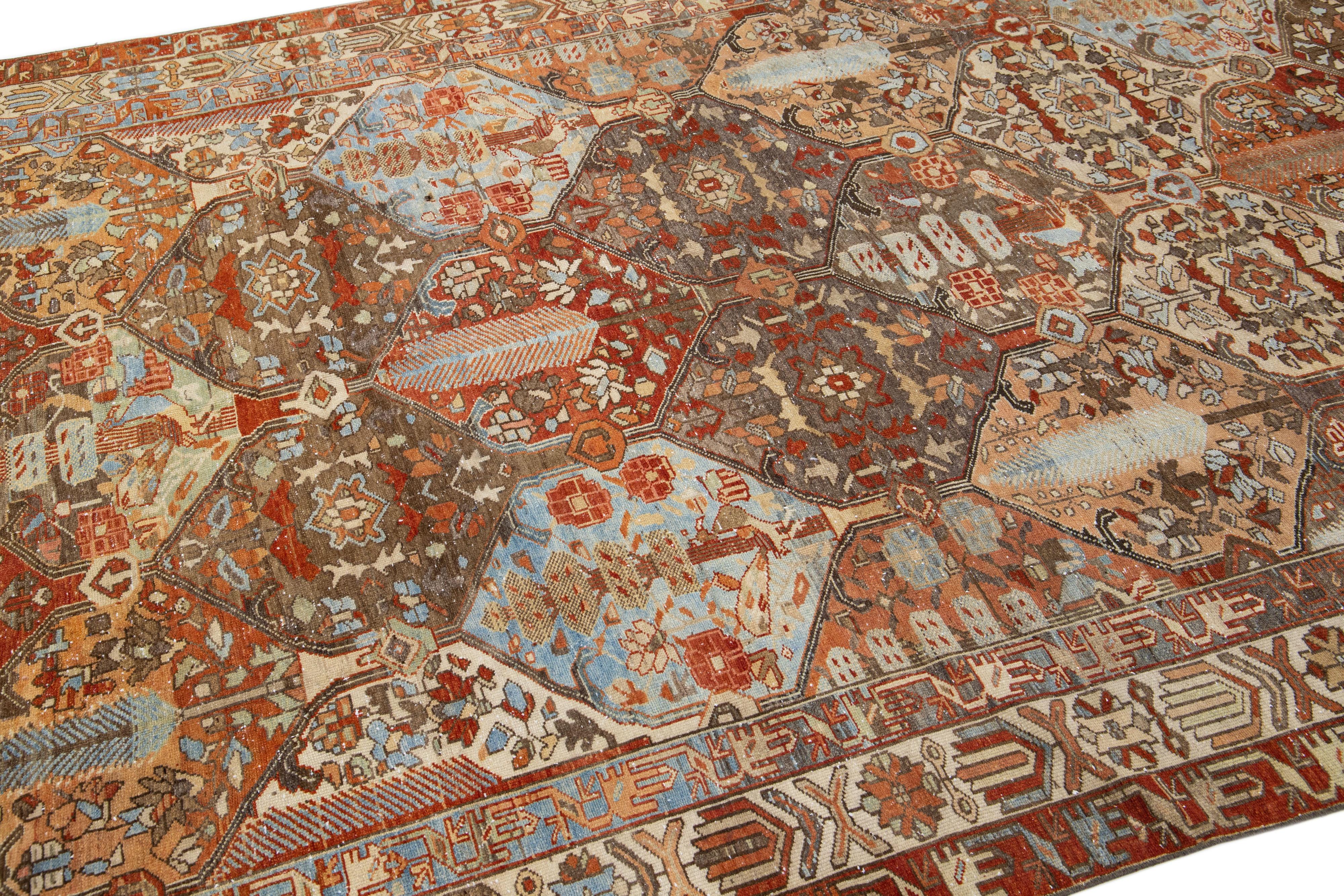 Perse Tapis persan Bakhtiari ancien fait à la main avec motifs multicolores en vente
