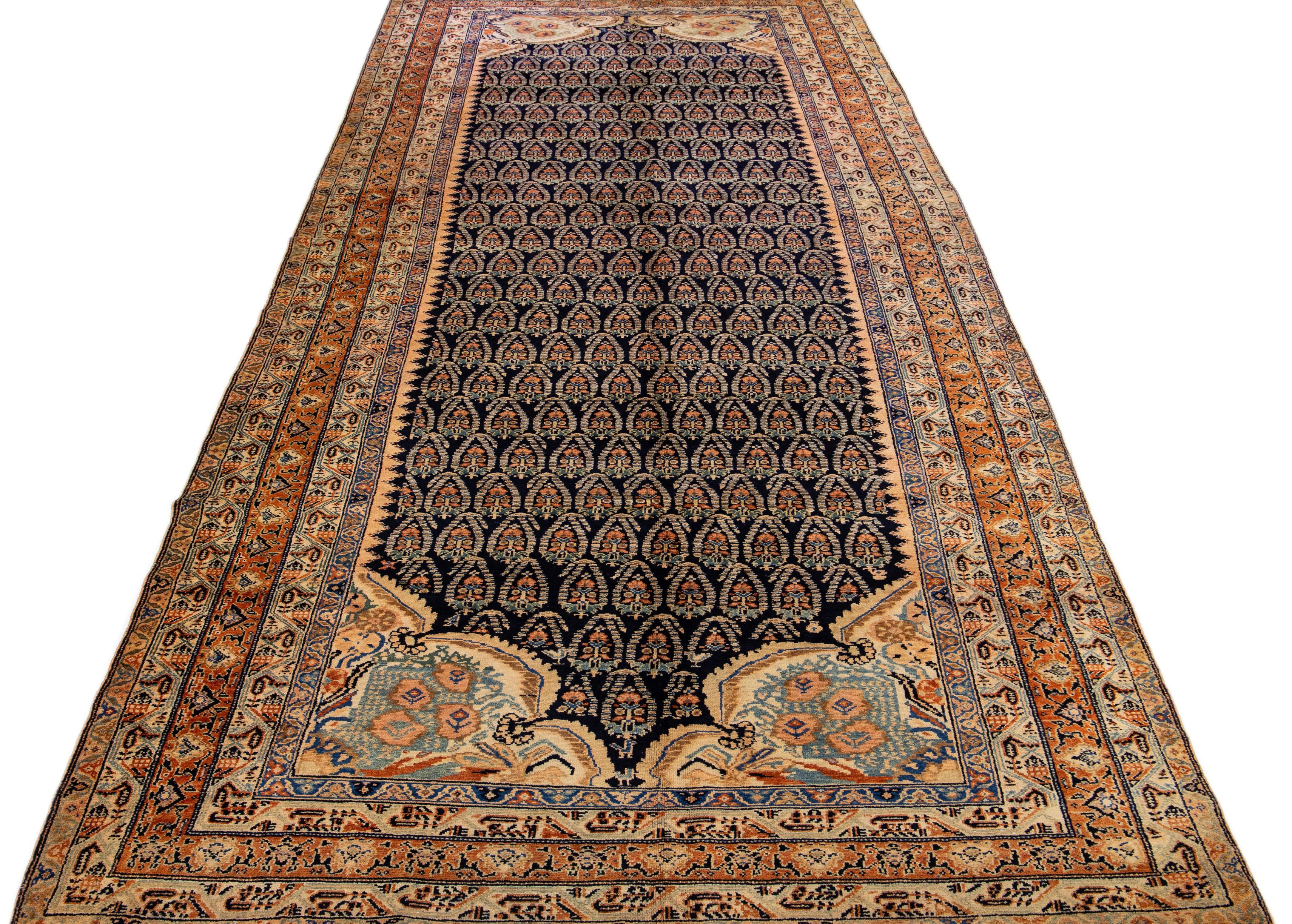 Schöner antiker, handgeknüpfter Farahan-Wollteppich mit dunkelblauem Feld. Dieser Perserteppich hat einen verrosteten Rahmen mit blauen und beigen Akzenten auf einem klassischen floralen Medaillonmuster.

Dieser Teppich misst 7' x 16'.
 