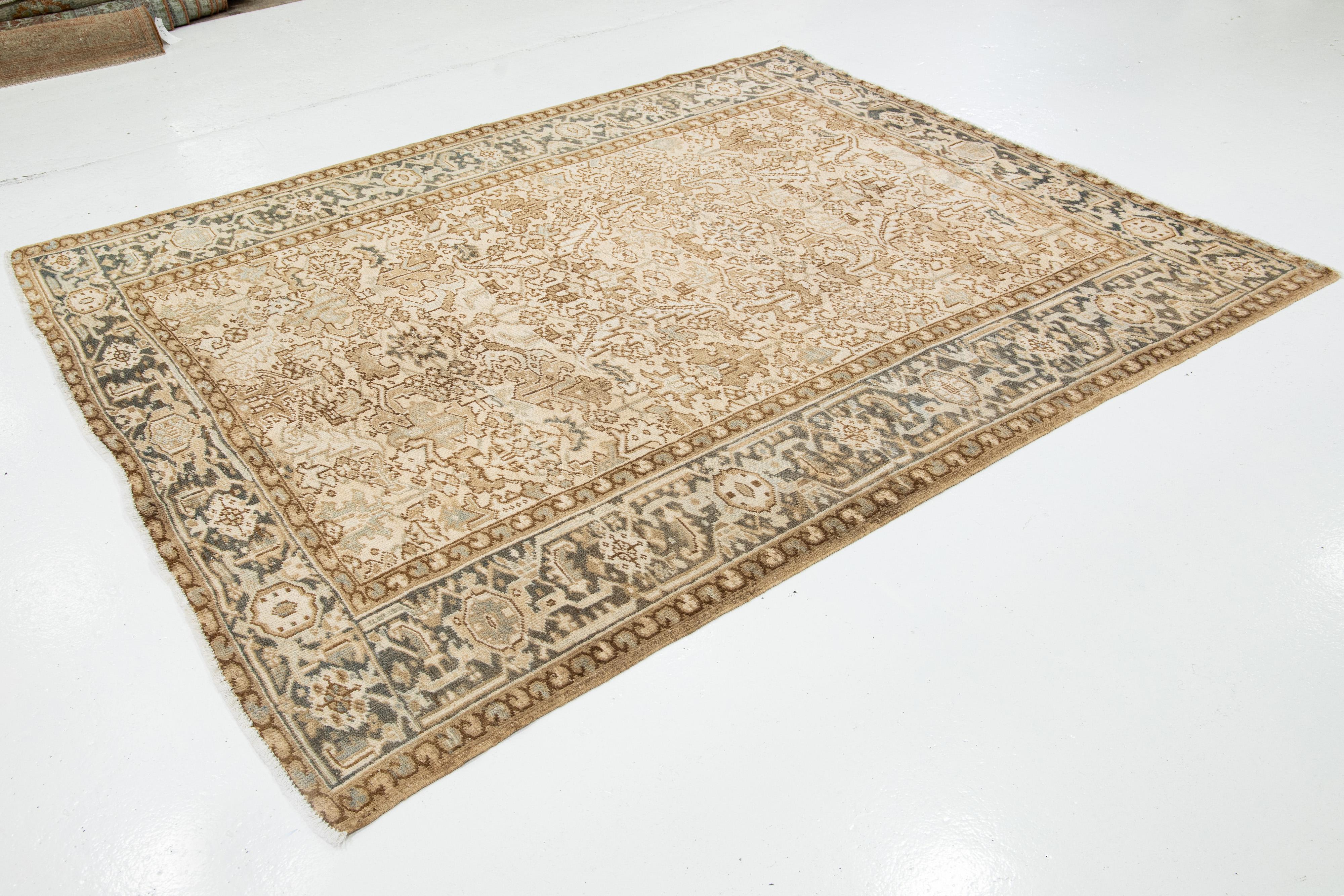Allover Antiker persischer Heriz Beigefarbener Wollteppich in Zimmergröße (Handgeknüpft) im Angebot
