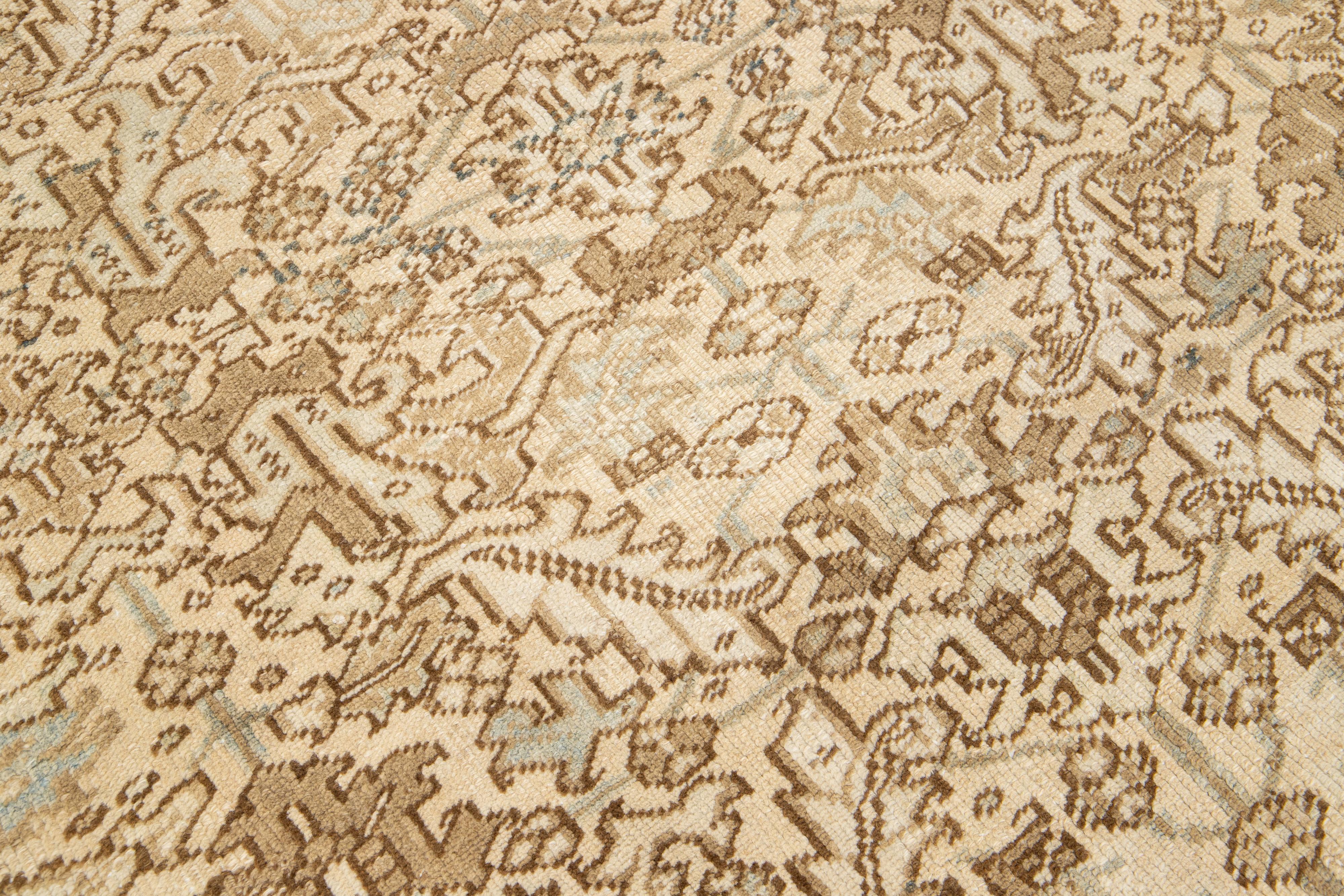 Allover Antiker persischer Heriz Beigefarbener Wollteppich in Zimmergröße im Zustand „Hervorragend“ im Angebot in Norwalk, CT