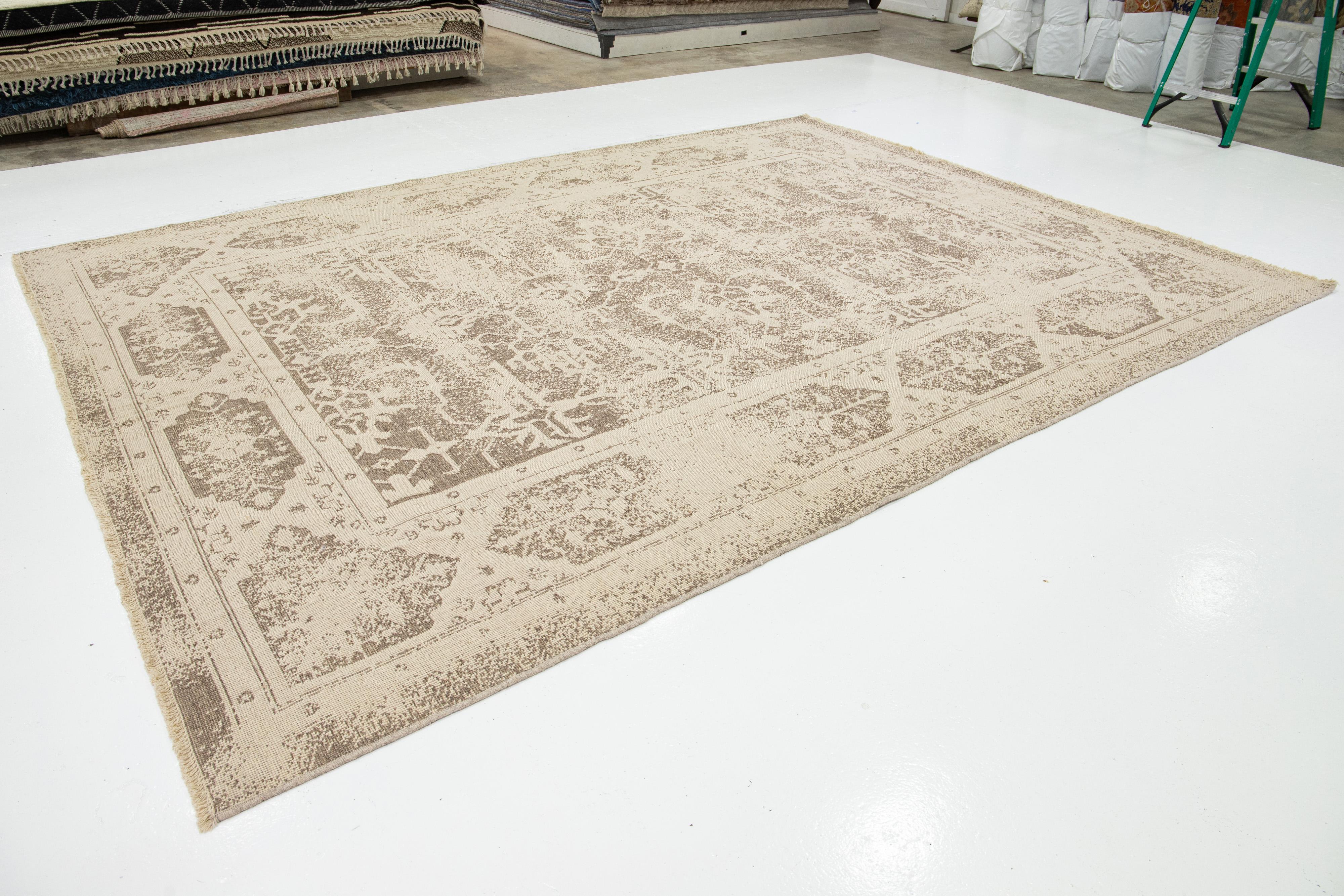 Alfombra contemporánea de lana tejida a mano de color beige y marrón claro Hecho a mano en venta