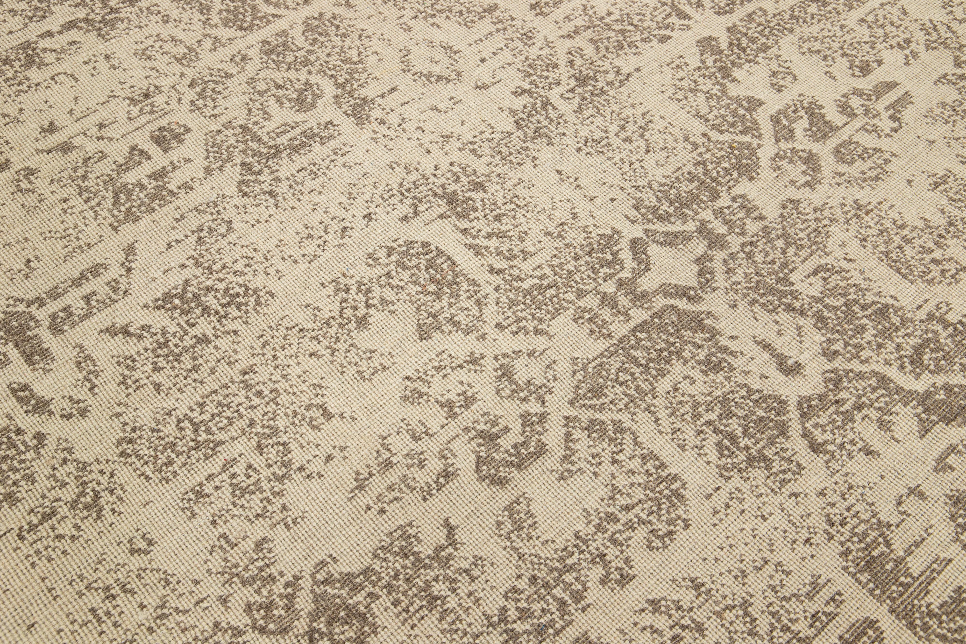 Alfombra contemporánea de lana tejida a mano de color beige y marrón claro en Nuevo estado para la venta en Norwalk, CT