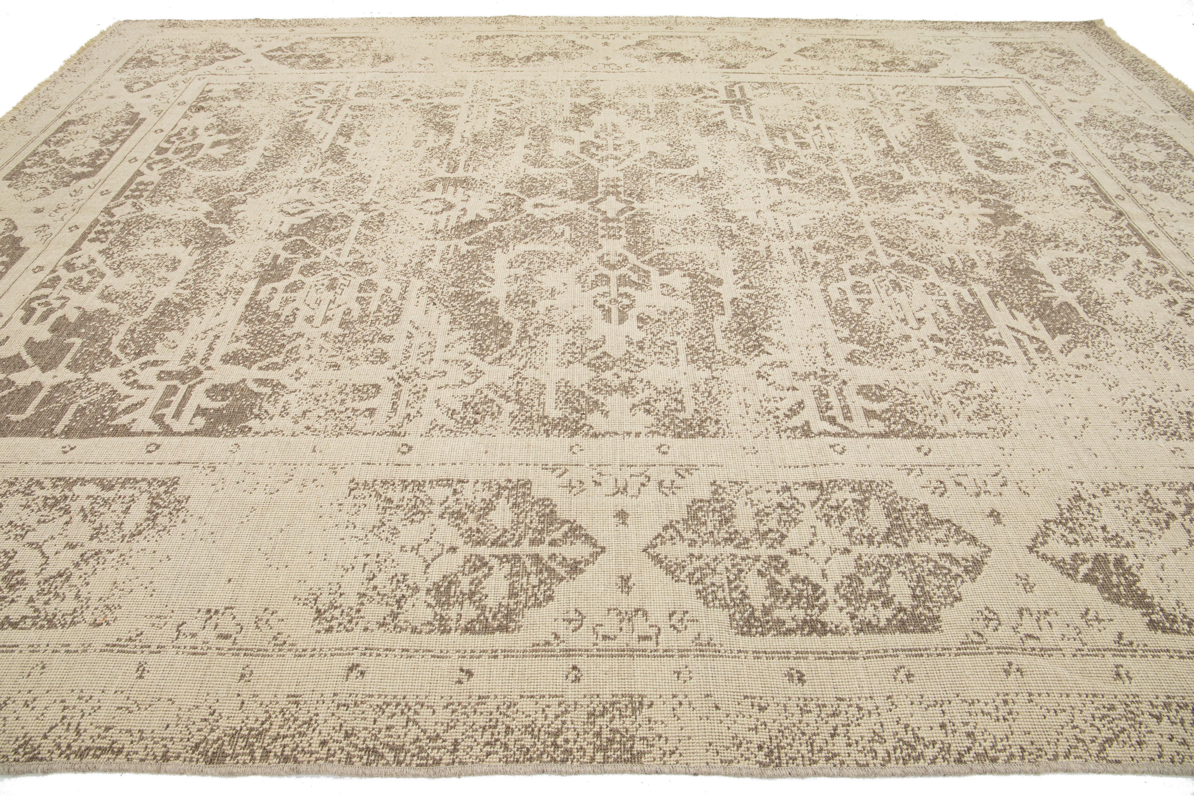 Alfombra contemporánea de lana tejida a mano de color beige y marrón claro en venta 1