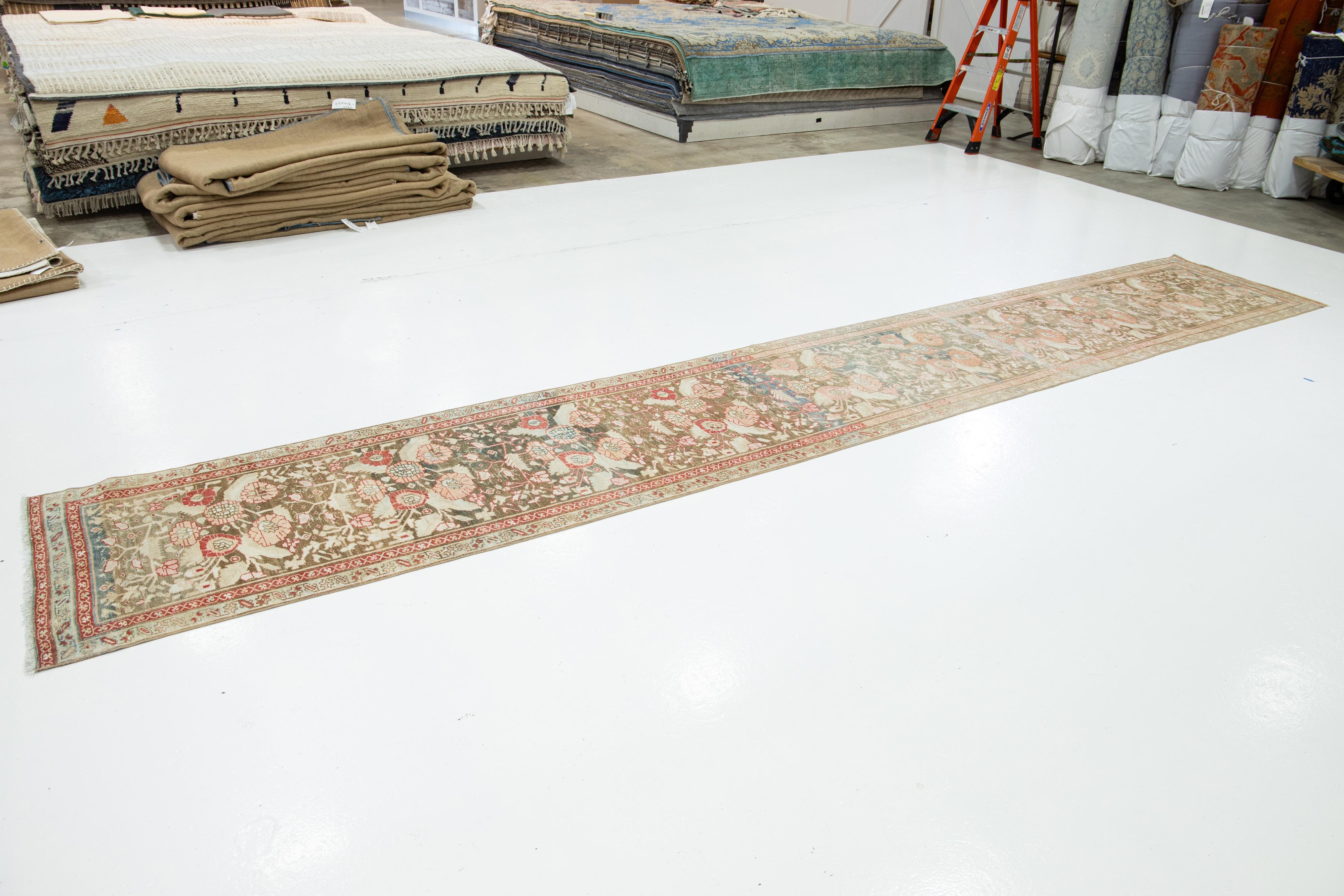 Perse Tapis de course ancien en laine persane Heriz Allover Design des années 1920, de couleur Brown en vente