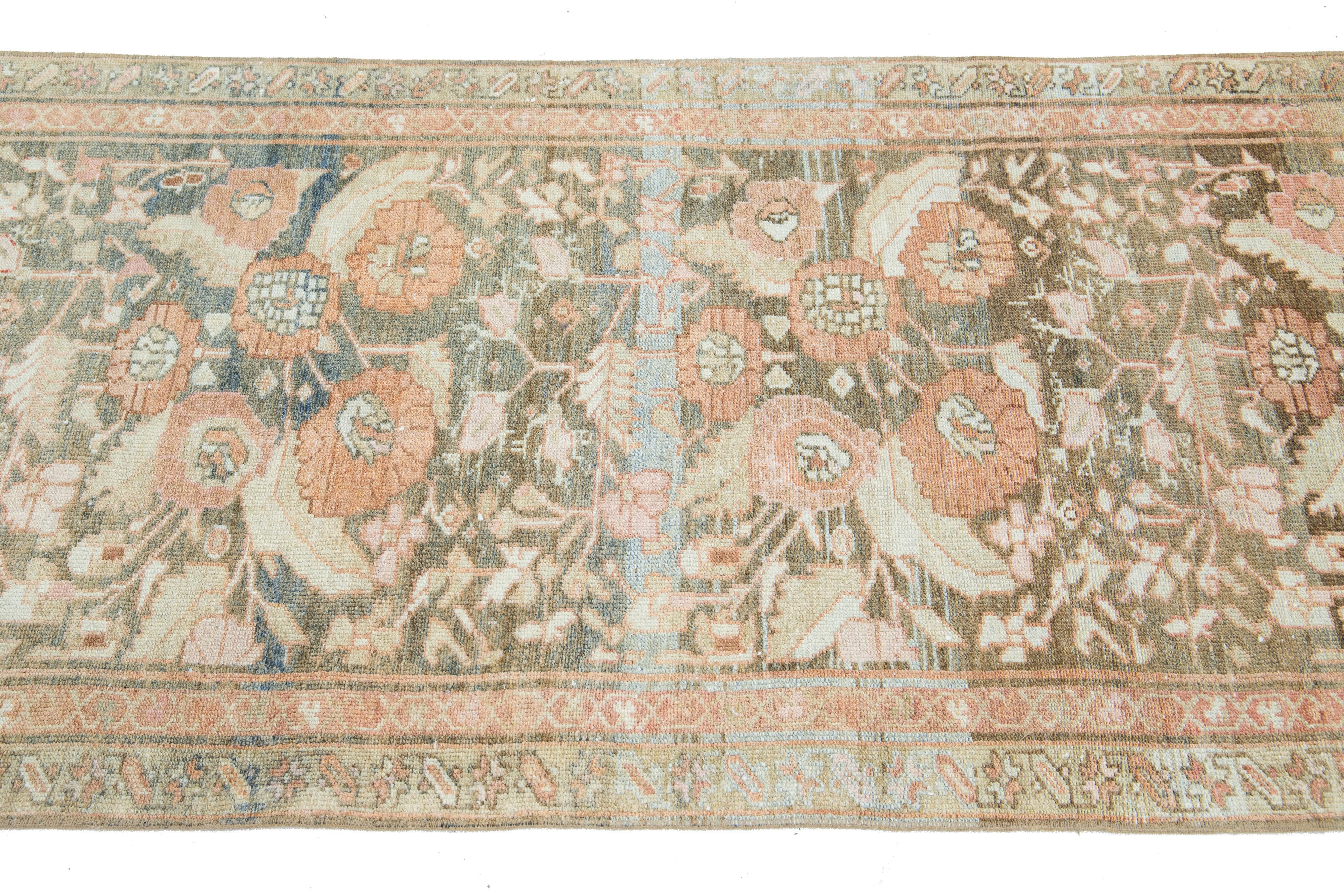 Tapis de course ancien en laine persane Heriz Allover Design des années 1920, de couleur Brown Excellent état - En vente à Norwalk, CT