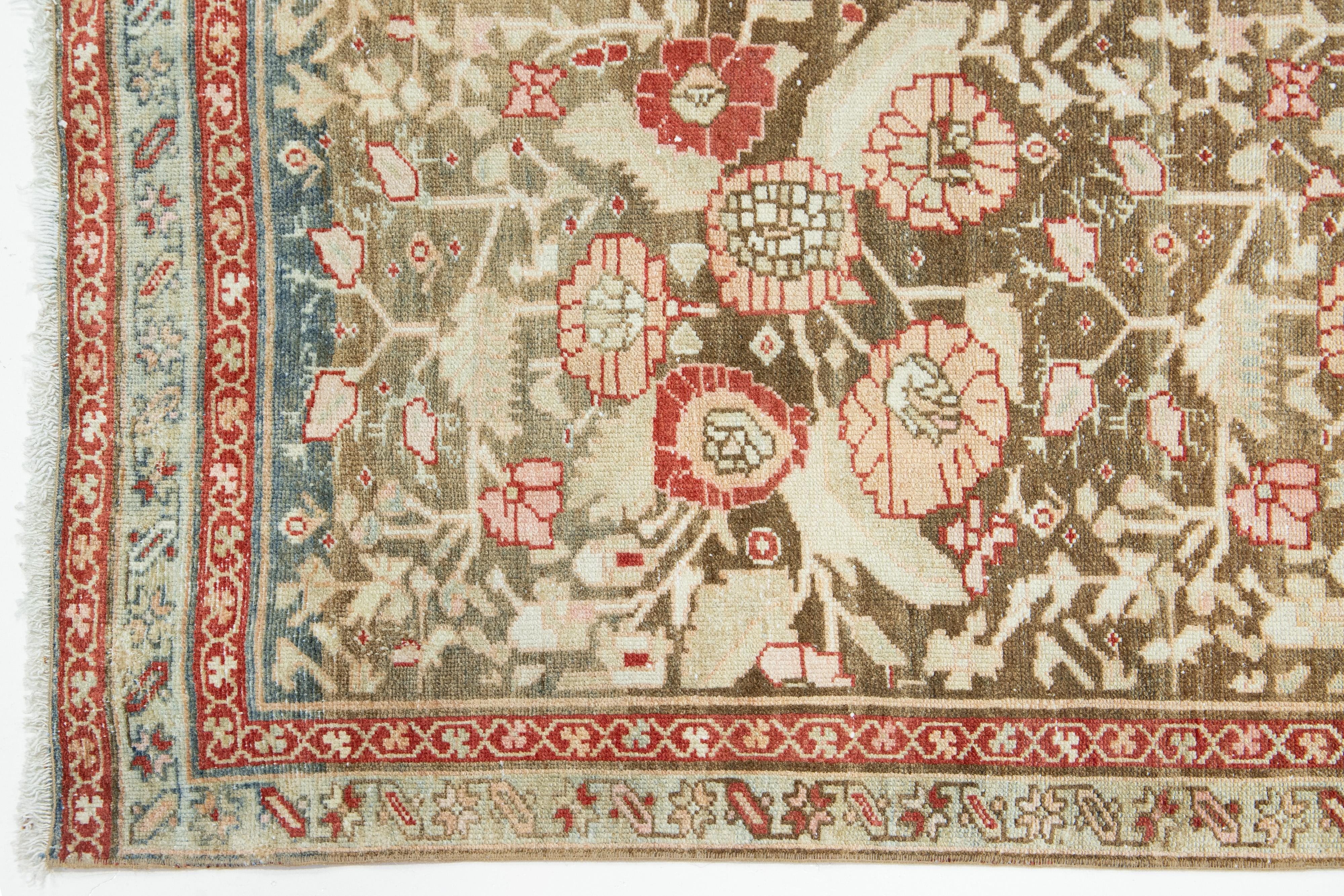 20ième siècle Tapis de course ancien en laine persane Heriz Allover Design des années 1920, de couleur Brown en vente