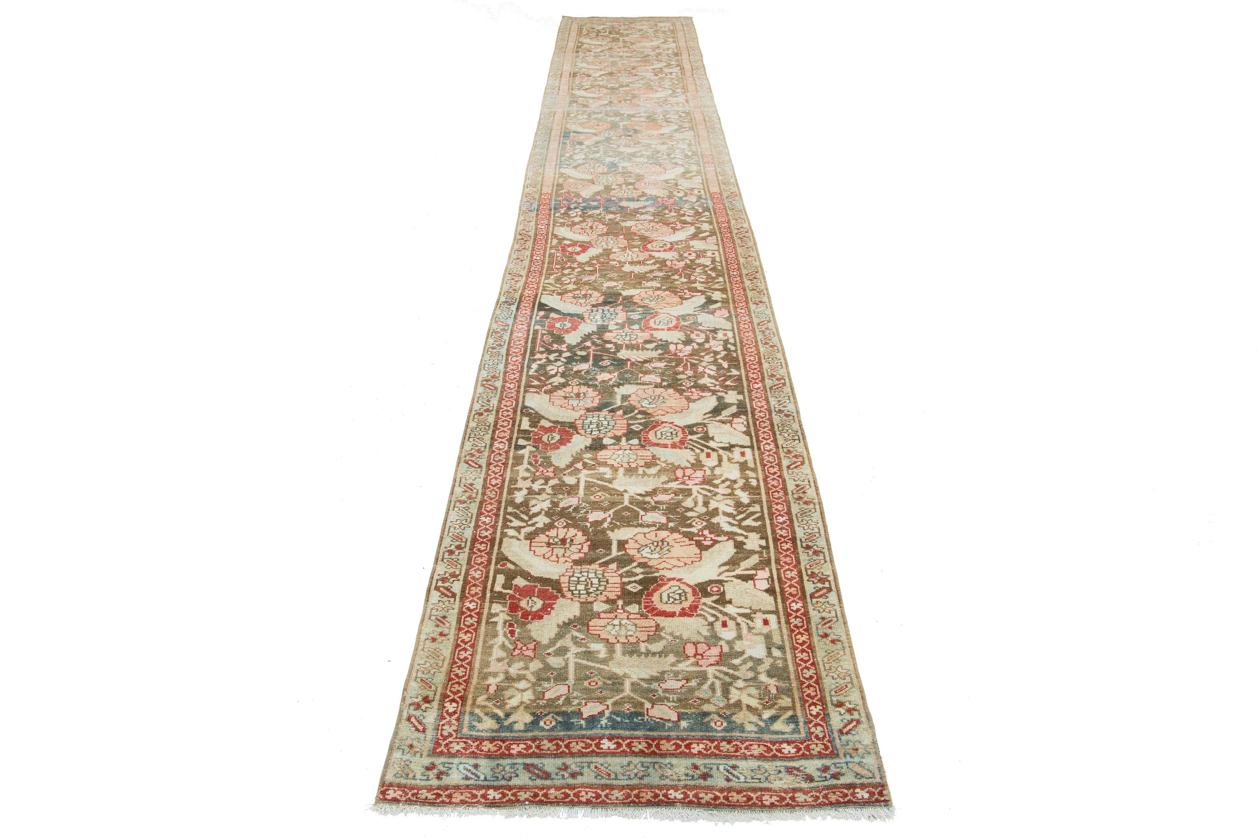 Laine Tapis de course ancien en laine persane Heriz Allover Design des années 1920, de couleur Brown en vente