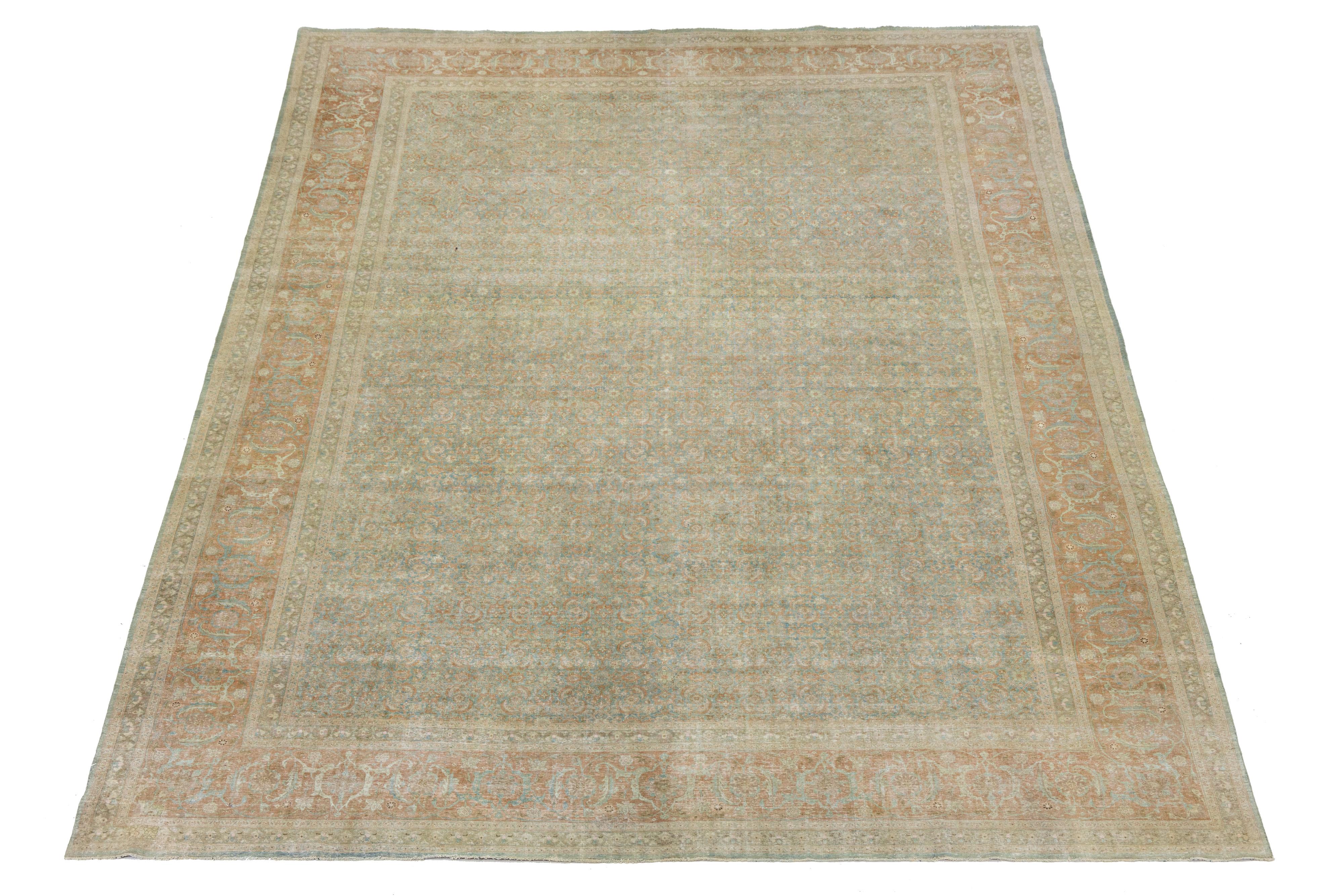 Handgeknüpfter persischer Täbriz-Teppich aus den frühen 1900er Jahren in sanftem Walnuss, Sand, verblasstem Terrakotta und Schieferblau. Mit dichten floralen und geometrischen Motiven und verschnörkelten Bordüren. Anmutige Patina und Abrieb