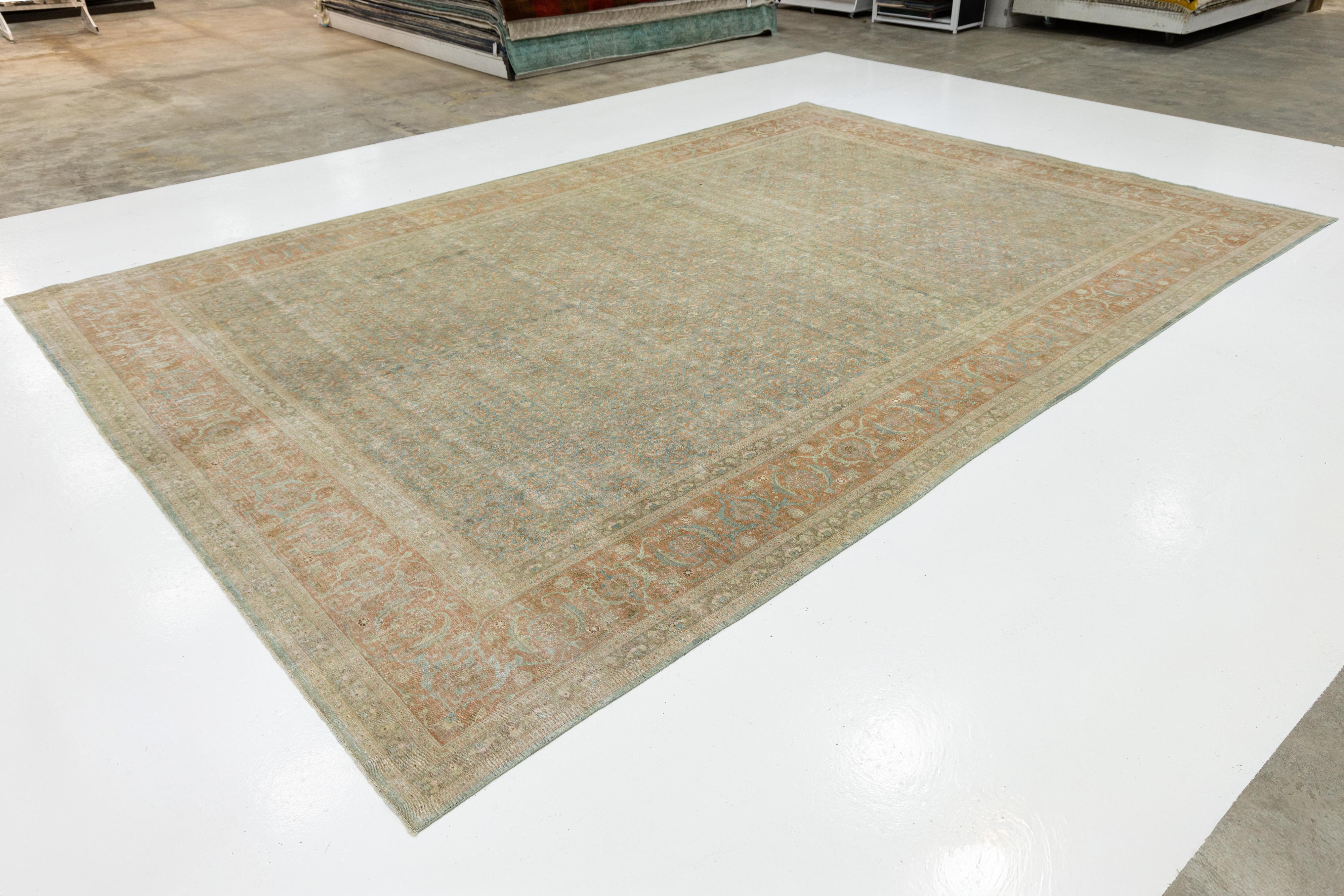 Allover entworfen antike persische Tabriz Wolle Teppich handgefertigt in blau aus den 1900er Jahren (Islamisch) im Angebot