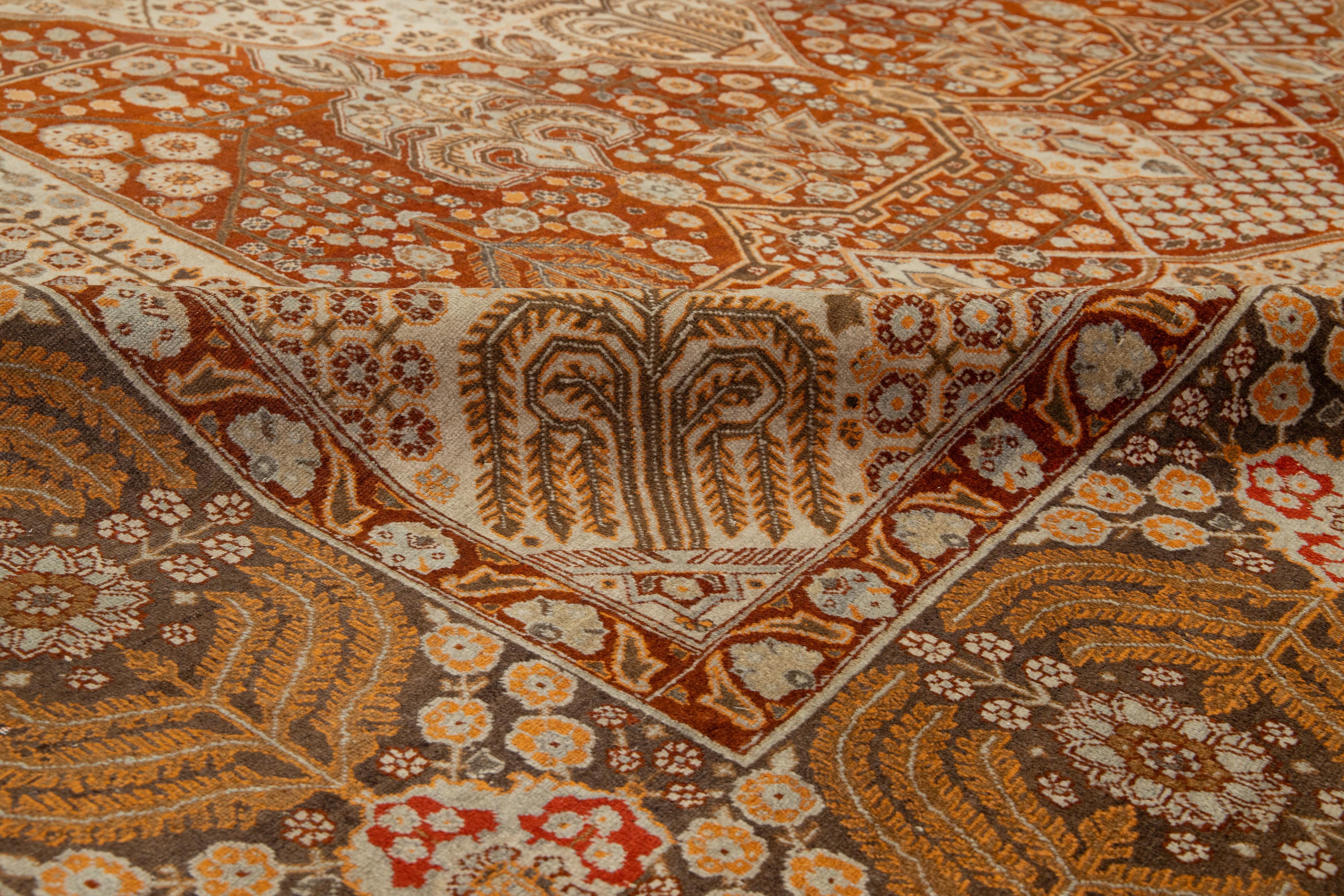 Tappeto Tabriz antico persiano in lana arancione con disegno a trifoglio In condizioni buone in vendita a Norwalk, CT